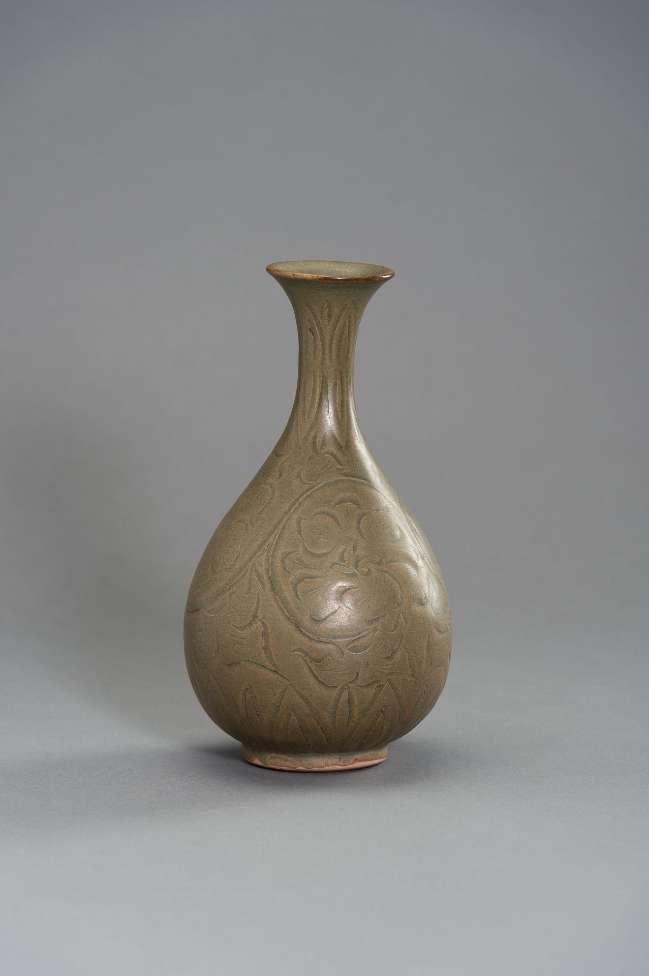 A YUAN TO MING STYLE CELADON CERAMIC VASE - Image 4 of 9