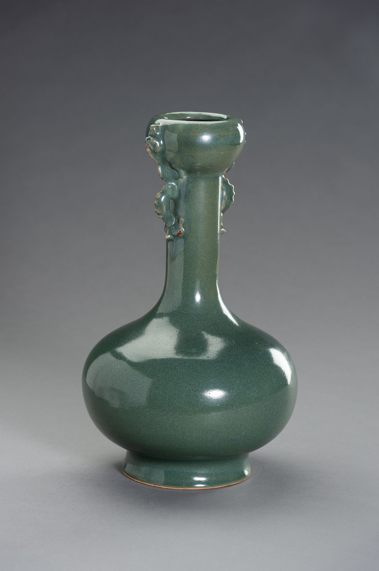 A TEADUST-GLAZED GARLIC-MOUTH PORCELAIN VASE - Bild 4 aus 9