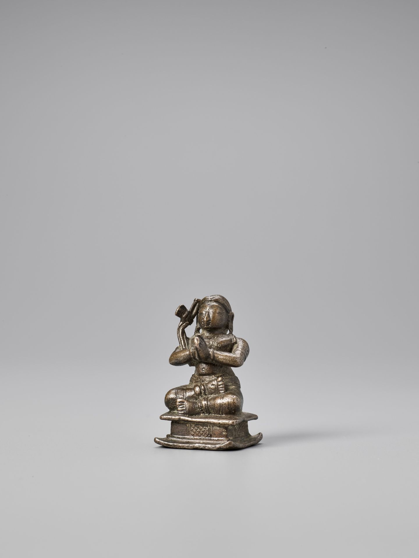 TWO SMALL INDIAN BRONZE FIGURES, 19TH CENTURY - Bild 6 aus 10