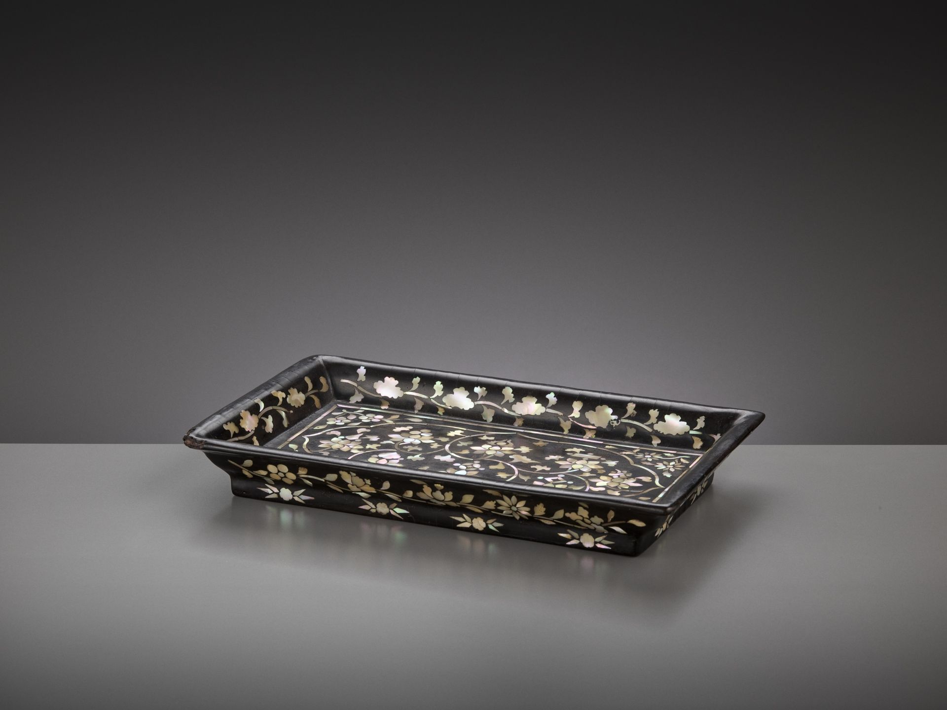 A MOTHER-OF-PEARL-INLAID BLACK LACQUER RECTANGULAR TRAY, JOSEON DYNASTY - Image 9 of 10