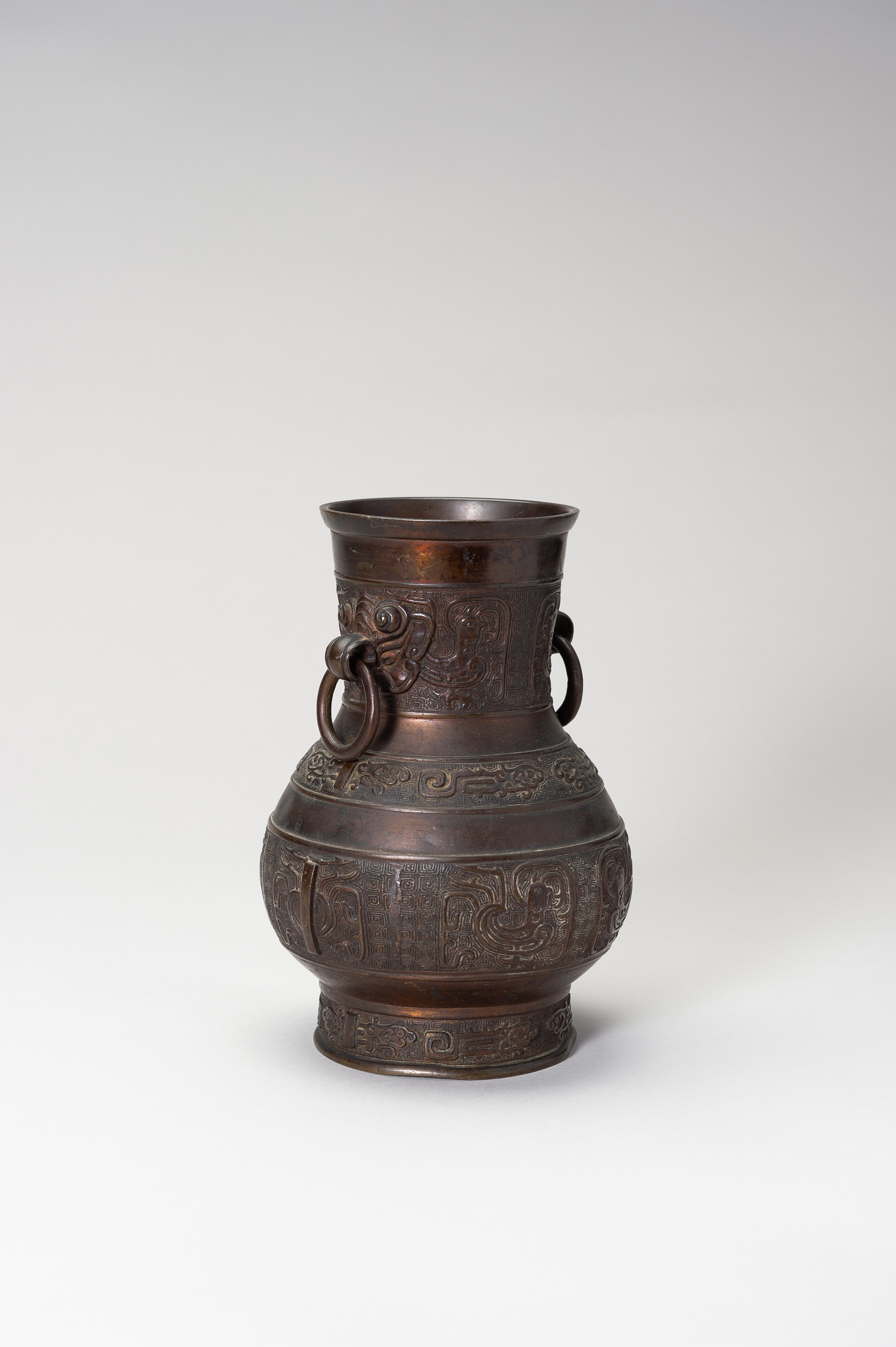 AN ARCHAISTIC BRONZE VASE - Image 4 of 12