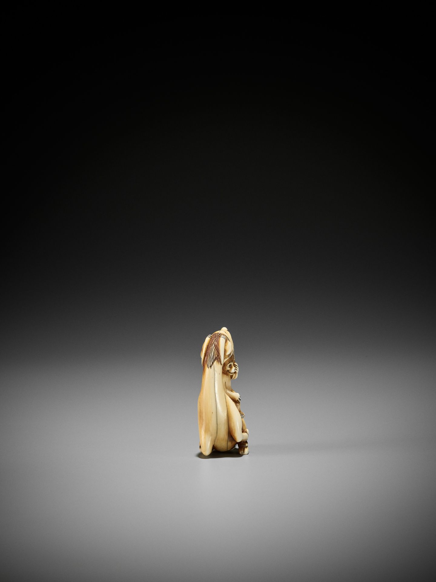 AN IVORY NETSUKE OF A SINIU AND MONKEY - Bild 7 aus 9