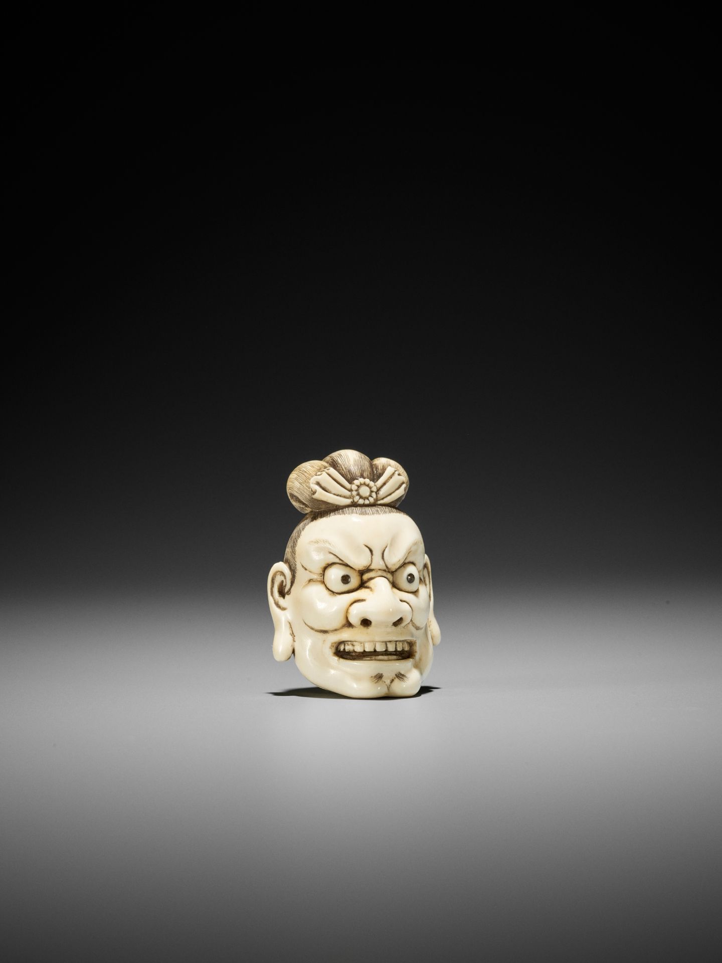 A FINE IVORY NETSUKE OF A SEVERED NIO HEAD - Bild 4 aus 11