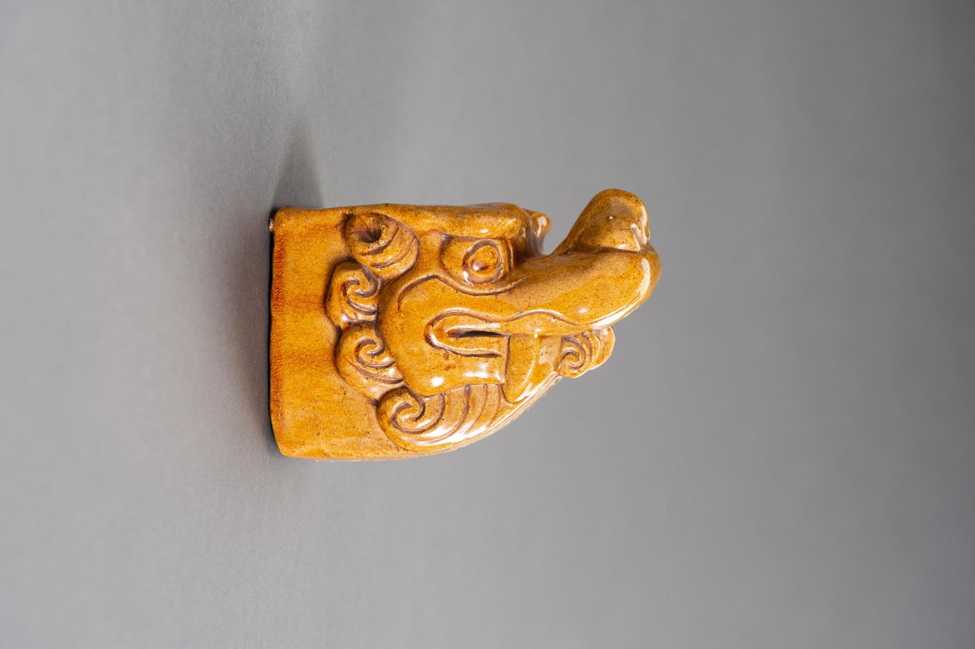 A GLAZED 'BUDDHIST LION' ARCHITECTURAL ELEMENT - Bild 2 aus 9
