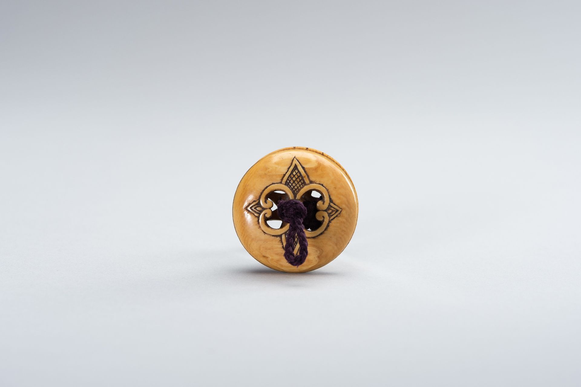 KOKU: AN IVORY RYUSA MANJU NETSUKE WITH A STYLIZED FLORAL PATTERN - Image 4 of 10