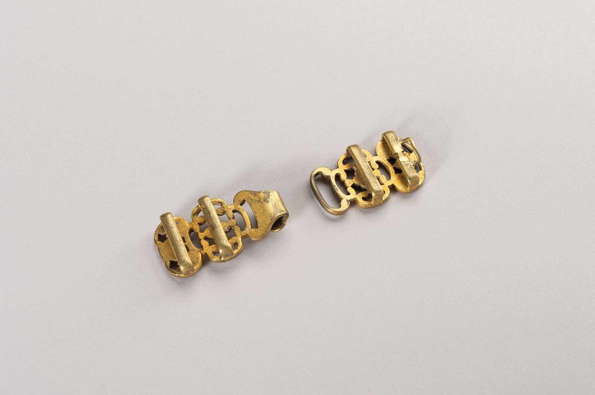 AN APPEALING GILT BRONZE BELT HOOK - Image 8 of 8