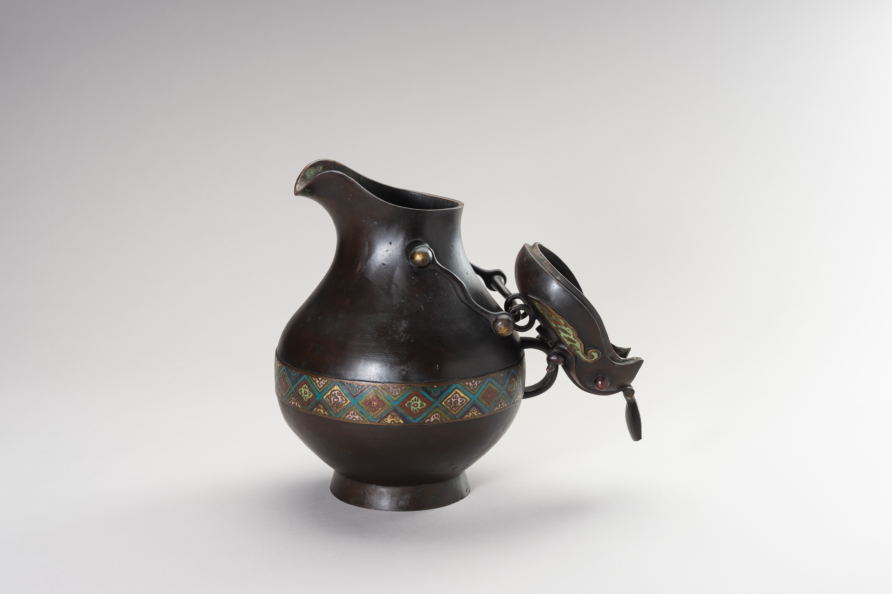 AN ARCHAISTIC ZOOMORPHIC BRONZE AND CLOISONNE WINE VESSEL HU - Image 9 of 13