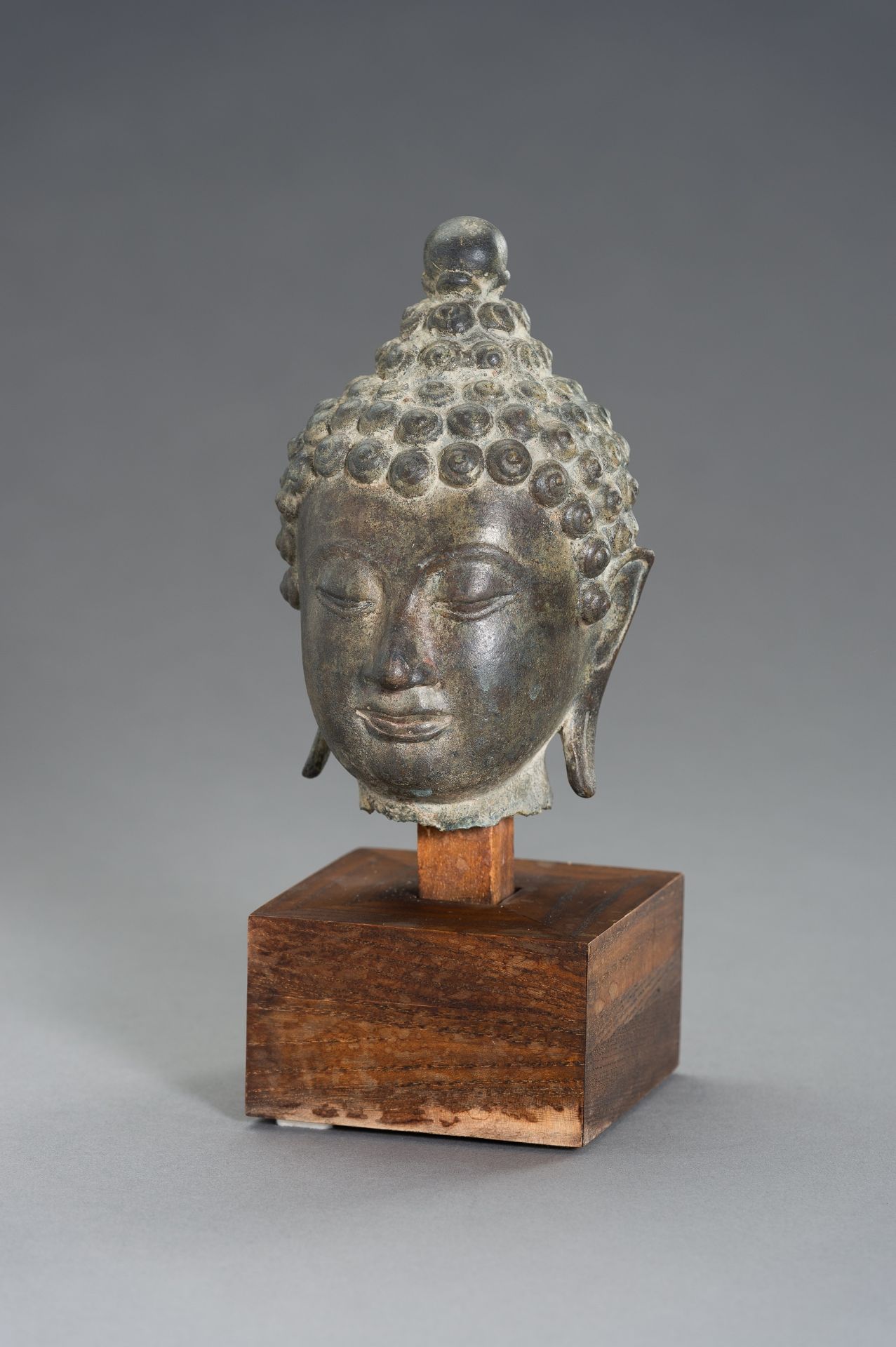 A SUKHOTHAI SYTLE BRONZE HEAD OF BUDDHA - Image 2 of 10
