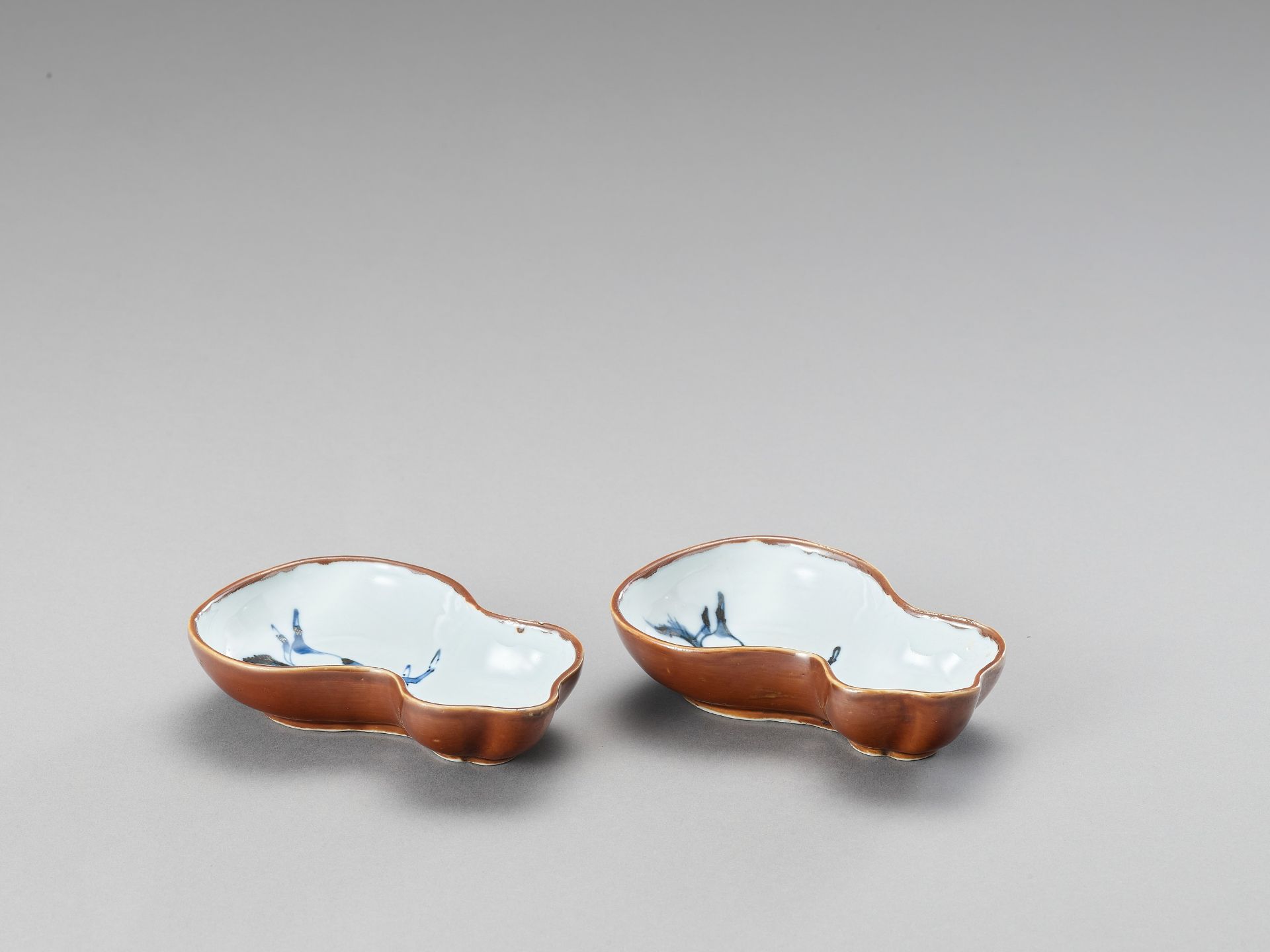 A PAIR OF GOURD-SHAPED PORCELAIN SAUCERS - Image 2 of 4