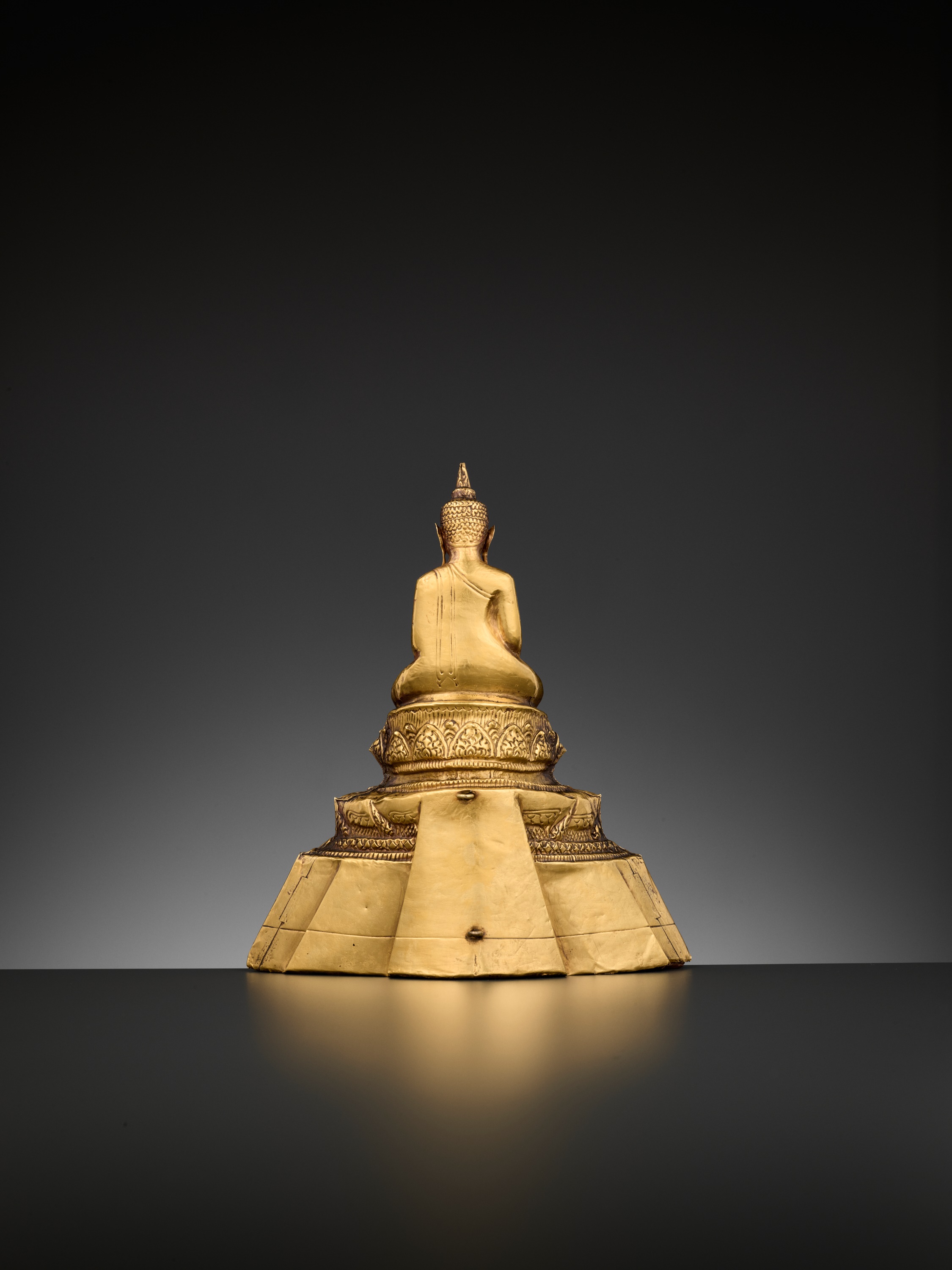 A 24-CARAT GOLD REPOUSSE FIGURE OF BUDDHA SHAKYAMUNI, AYUTTHAYA STYLE - Image 4 of 11