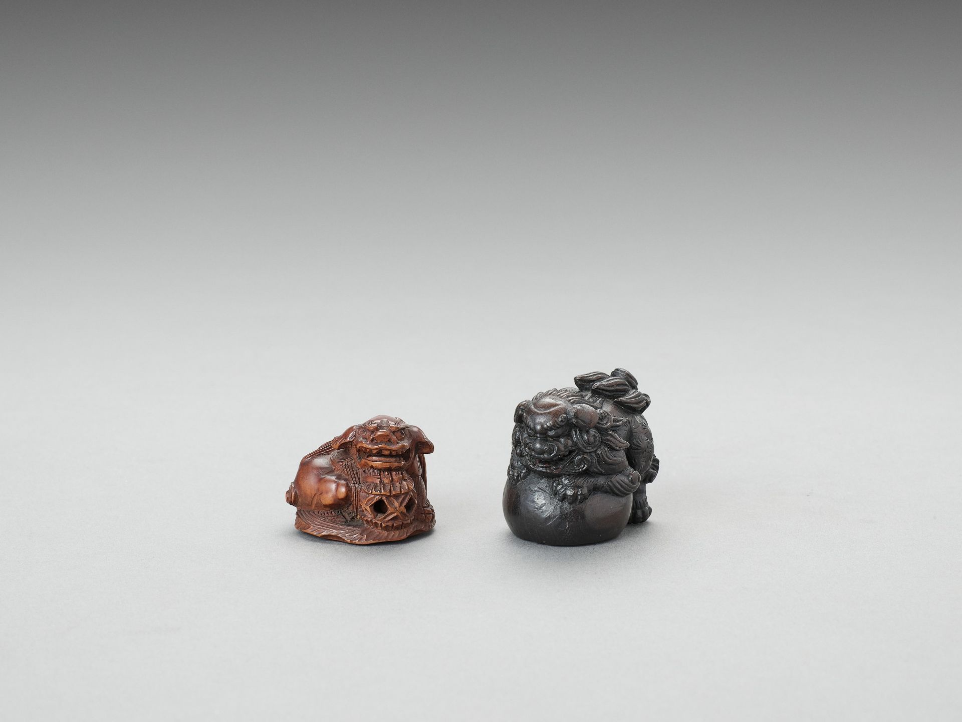 TWO WOOD NETSUKE OF SHISHI - Bild 2 aus 6