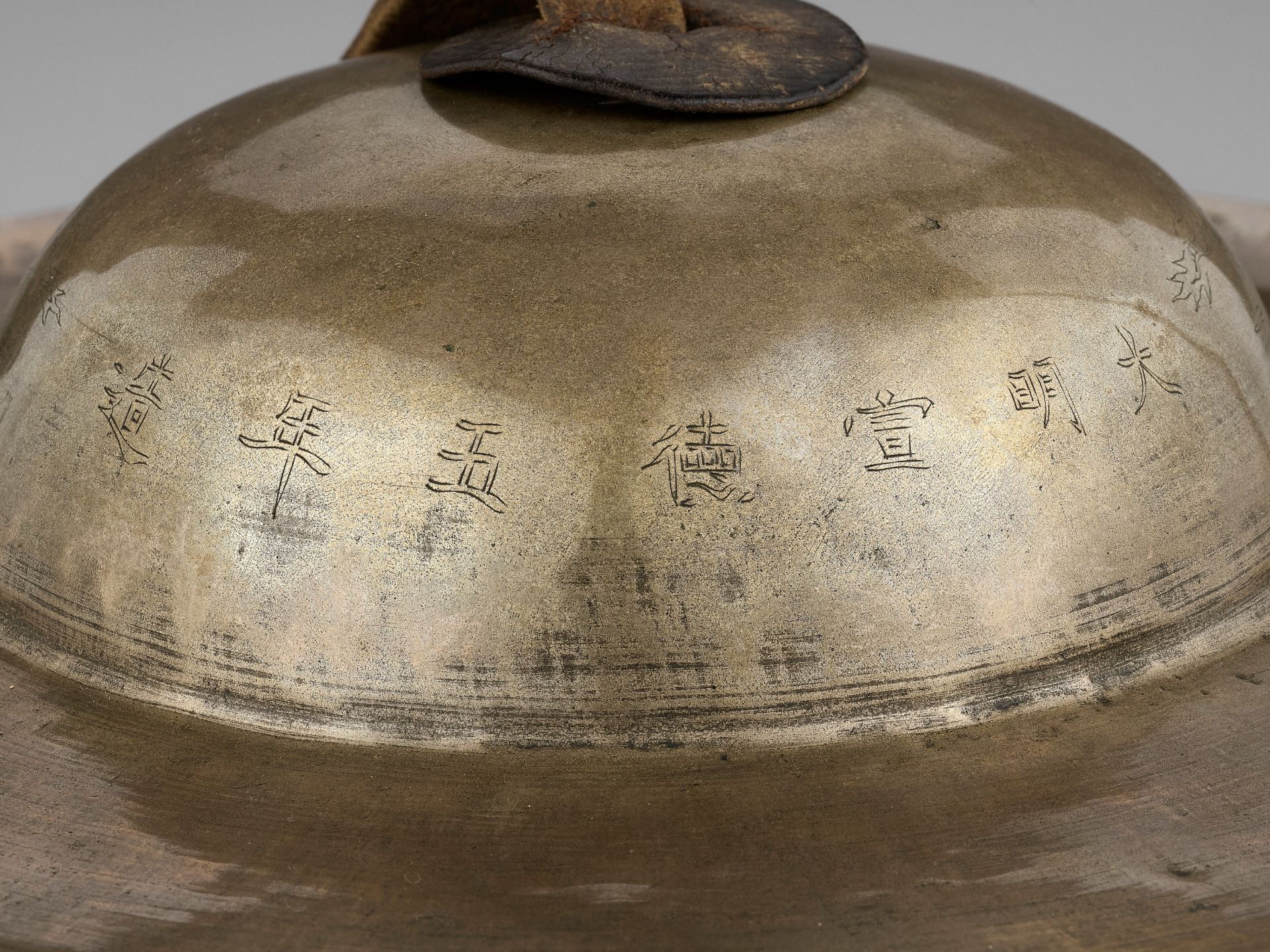 A PAIR OF BRONZE CYMBALS, BO, XUANDE MARK AND PERIOD, DATED 1431 - Bild 8 aus 18