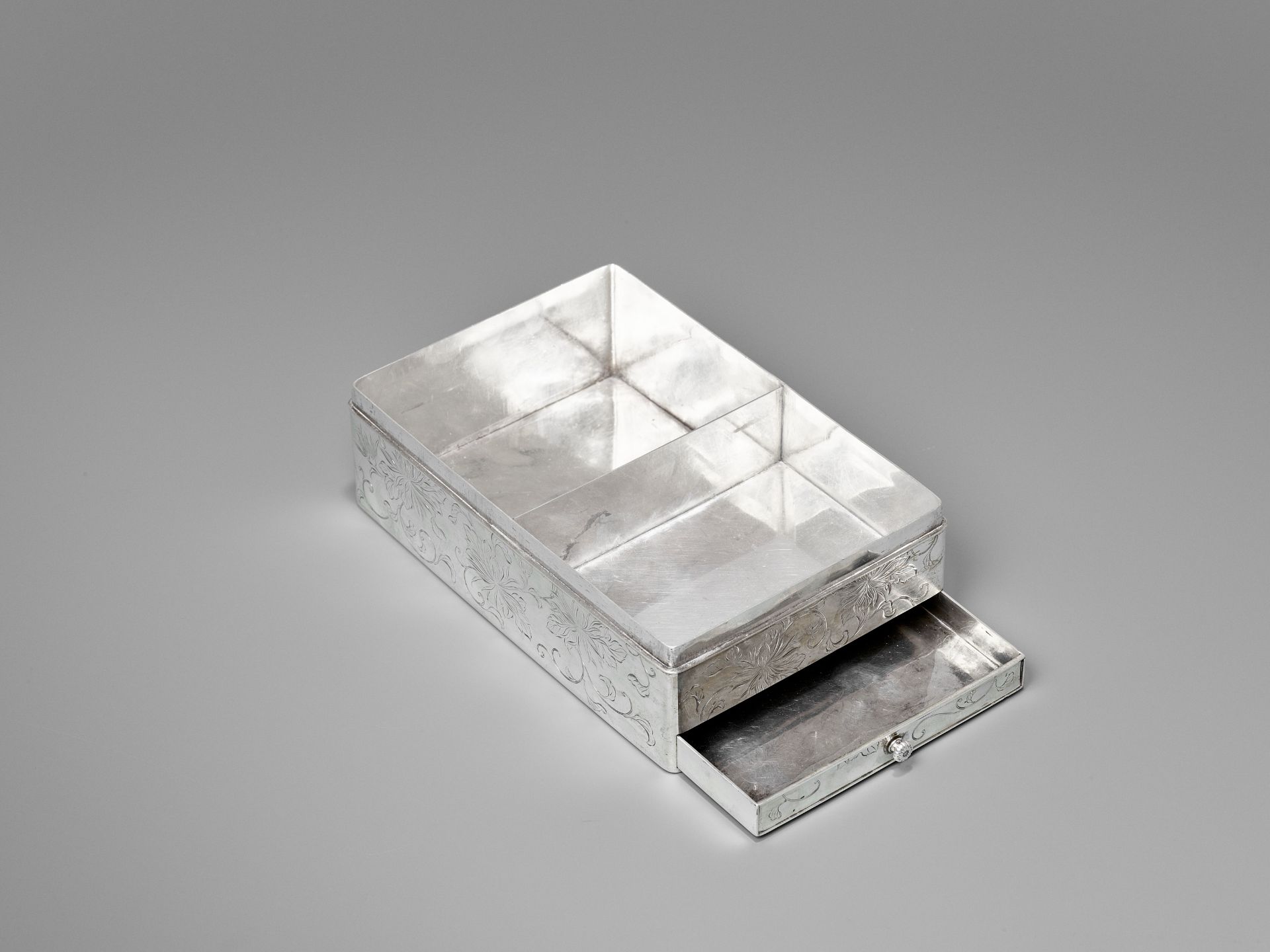 HIRATA SHIGEMITSU: A SET OF SILVER BOX AND COVER AND SIX SILVER TRAYS - Image 8 of 12