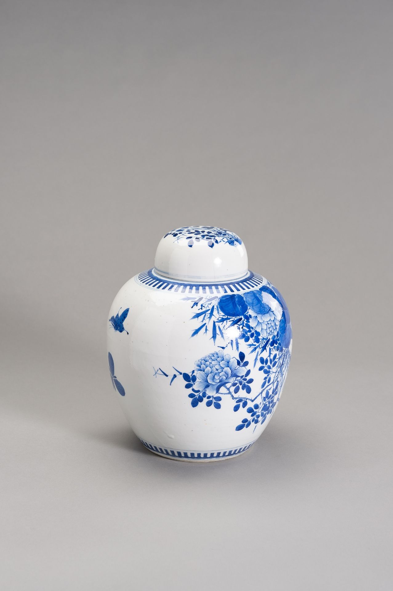 A BLUE AND WHITE GINGER JAR WITH COVER - Bild 6 aus 11