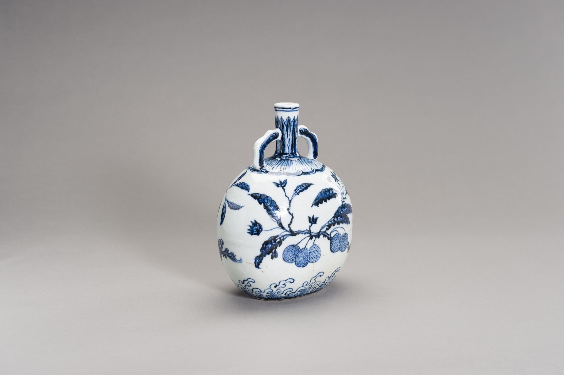 A BLUE AND WHITE MING-STYLE 'LINGZHI' MOONFLASK, BIANHU, QING DYNASTY - Image 5 of 12