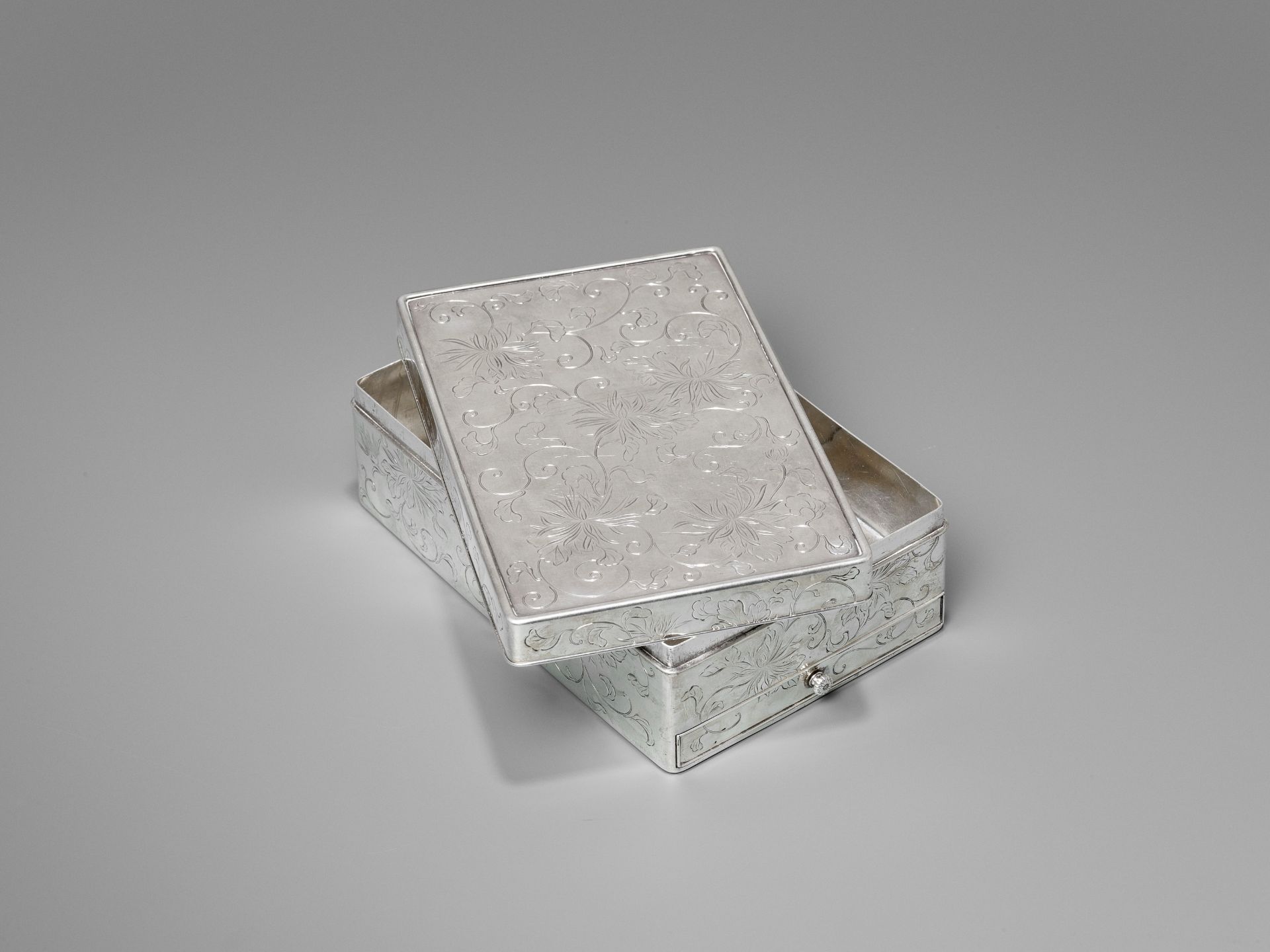 HIRATA SHIGEMITSU: A SET OF SILVER BOX AND COVER AND SIX SILVER TRAYS - Image 7 of 12