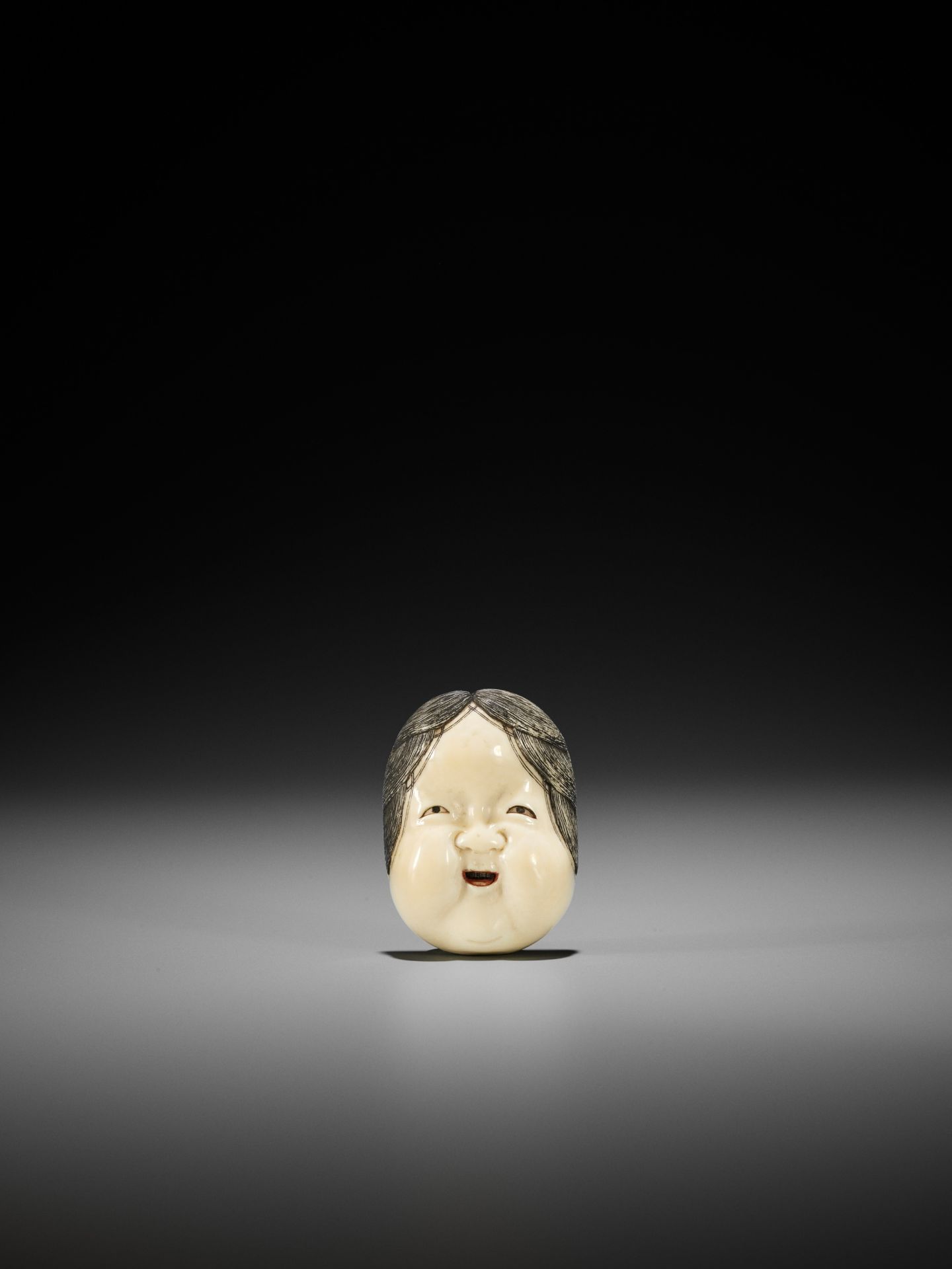 KOGYOKU: A FINE IVORY MASK NETSUKE OF OKAME - Bild 4 aus 13