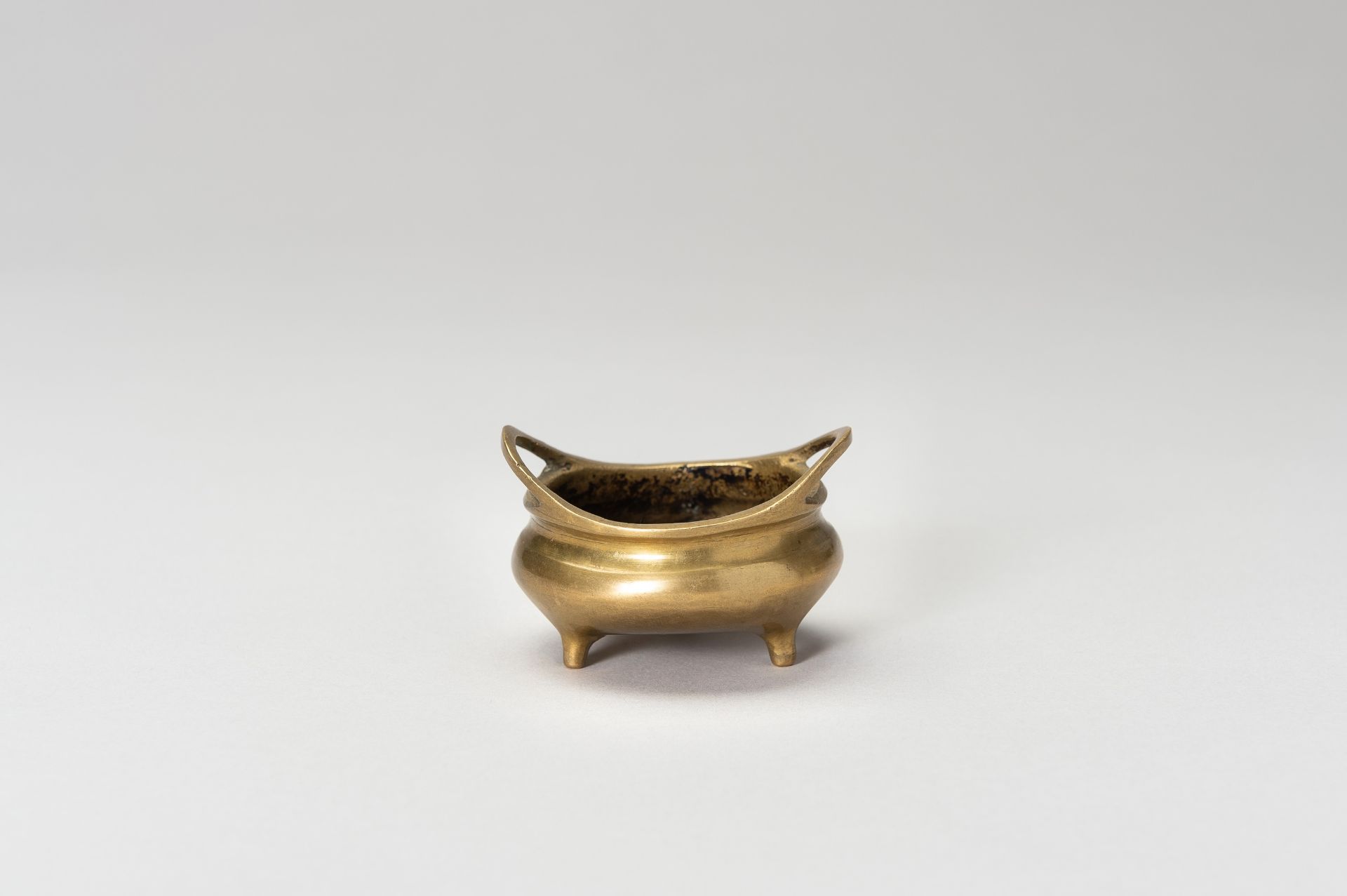 A MINIATURE BRONZE TRIPOD CENSER - Bild 2 aus 10