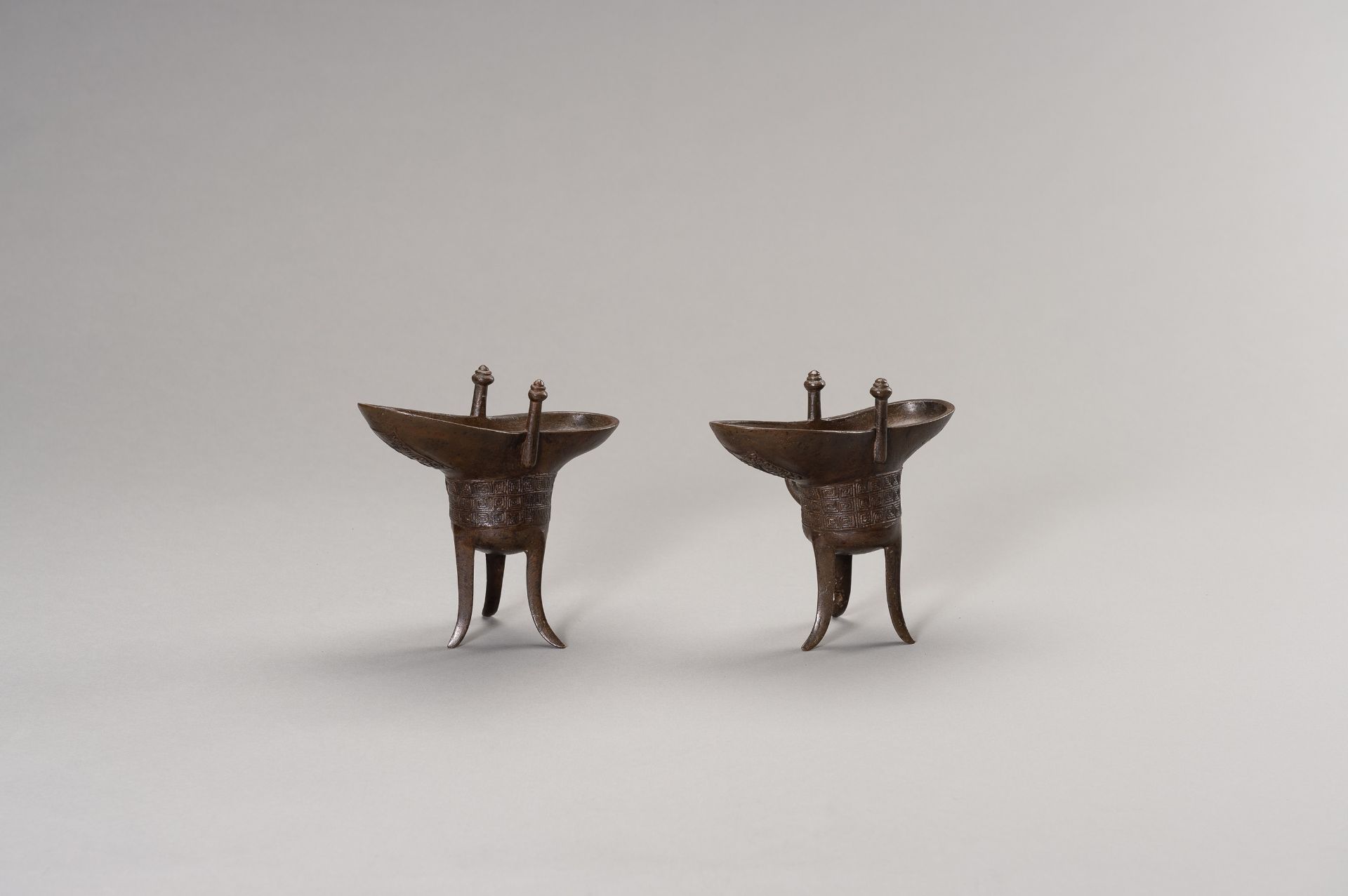 A RARE PAIR OF ARCHAISTIC BRONZE JUE QIANLONG MARK AND PERIOD - Image 6 of 17