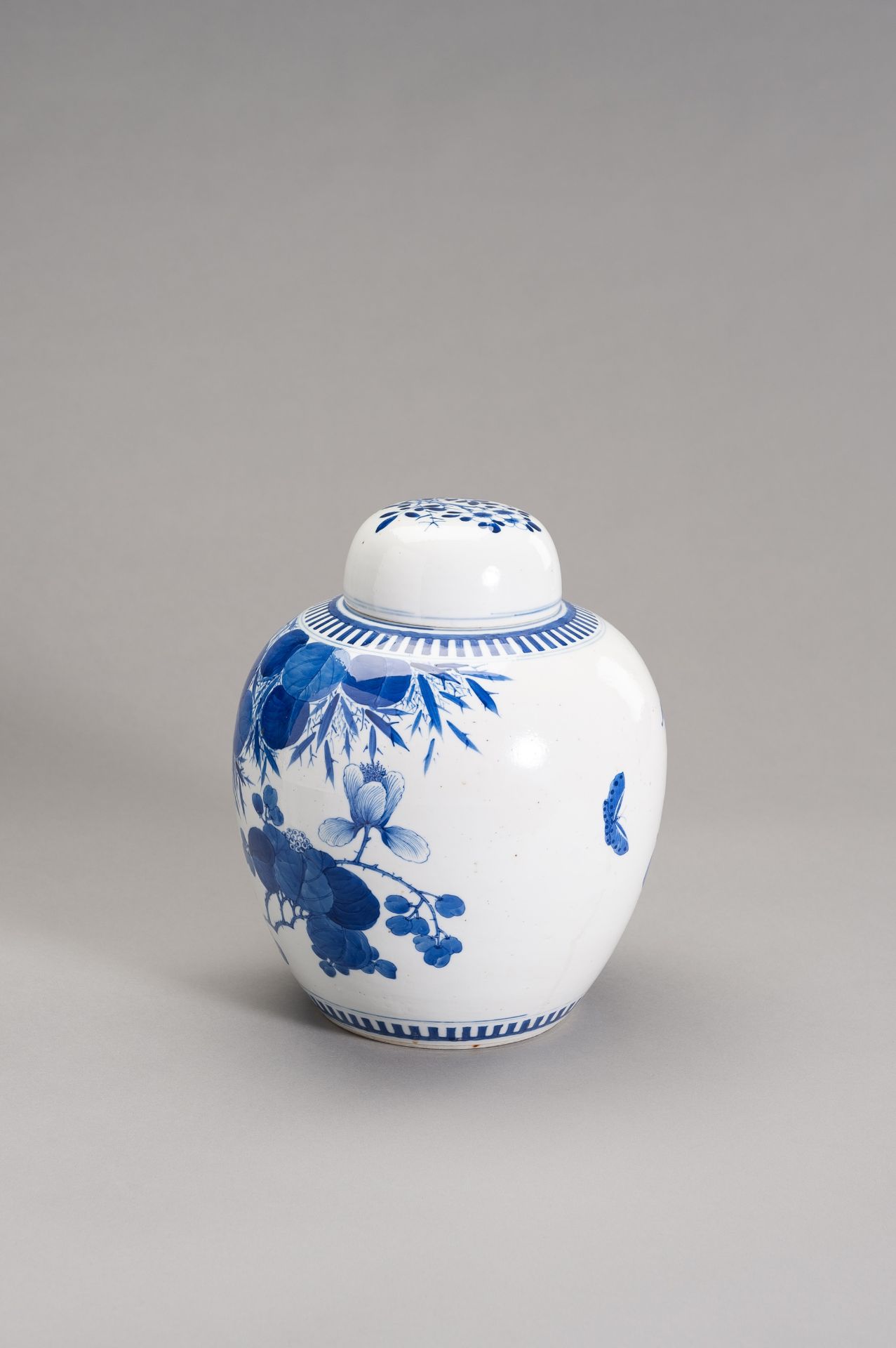 A BLUE AND WHITE GINGER JAR WITH COVER - Bild 5 aus 11