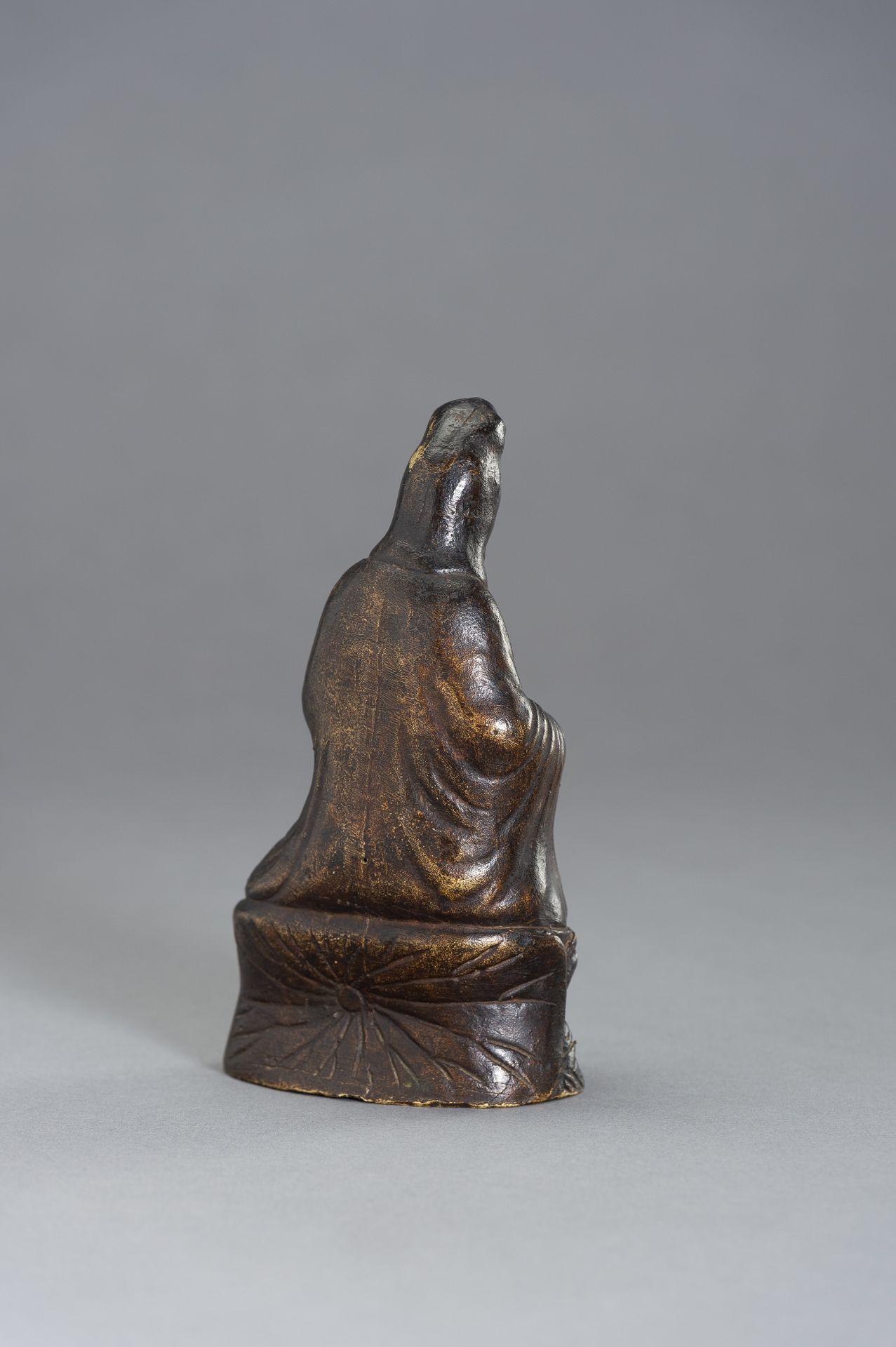 A BRONZE FIGURE OF GUANYIN - Image 4 of 8