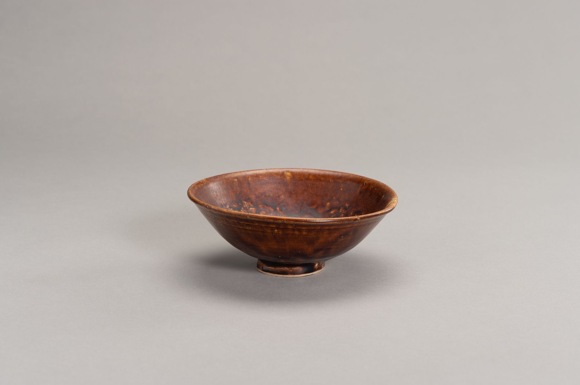 A BROWN GLAZED MOLDED BOWL - Image 7 of 8