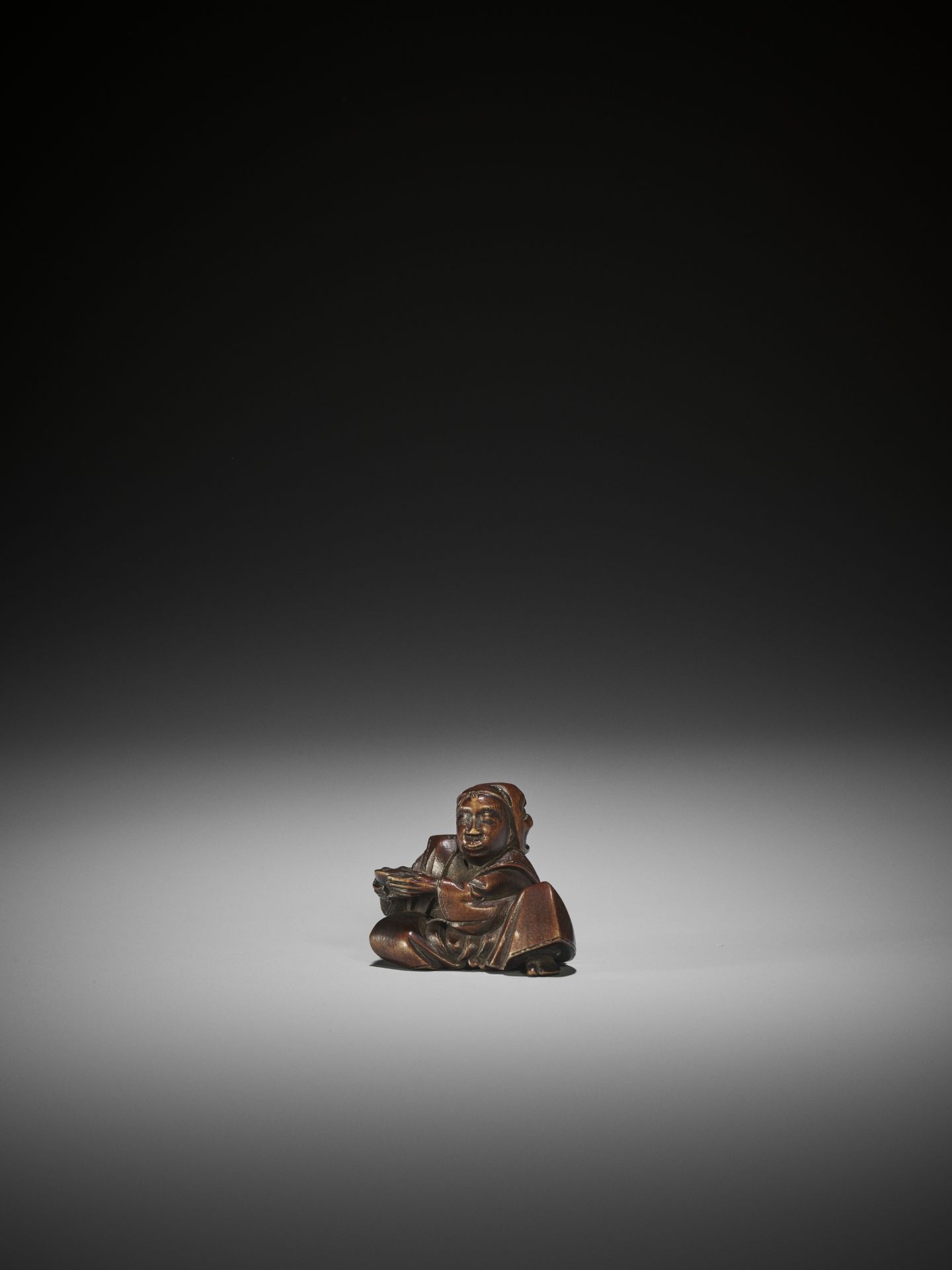 MASAYUKI: AN AMUSING WOOD NETSUKE OF A DRUNK ACTOR - Bild 4 aus 10