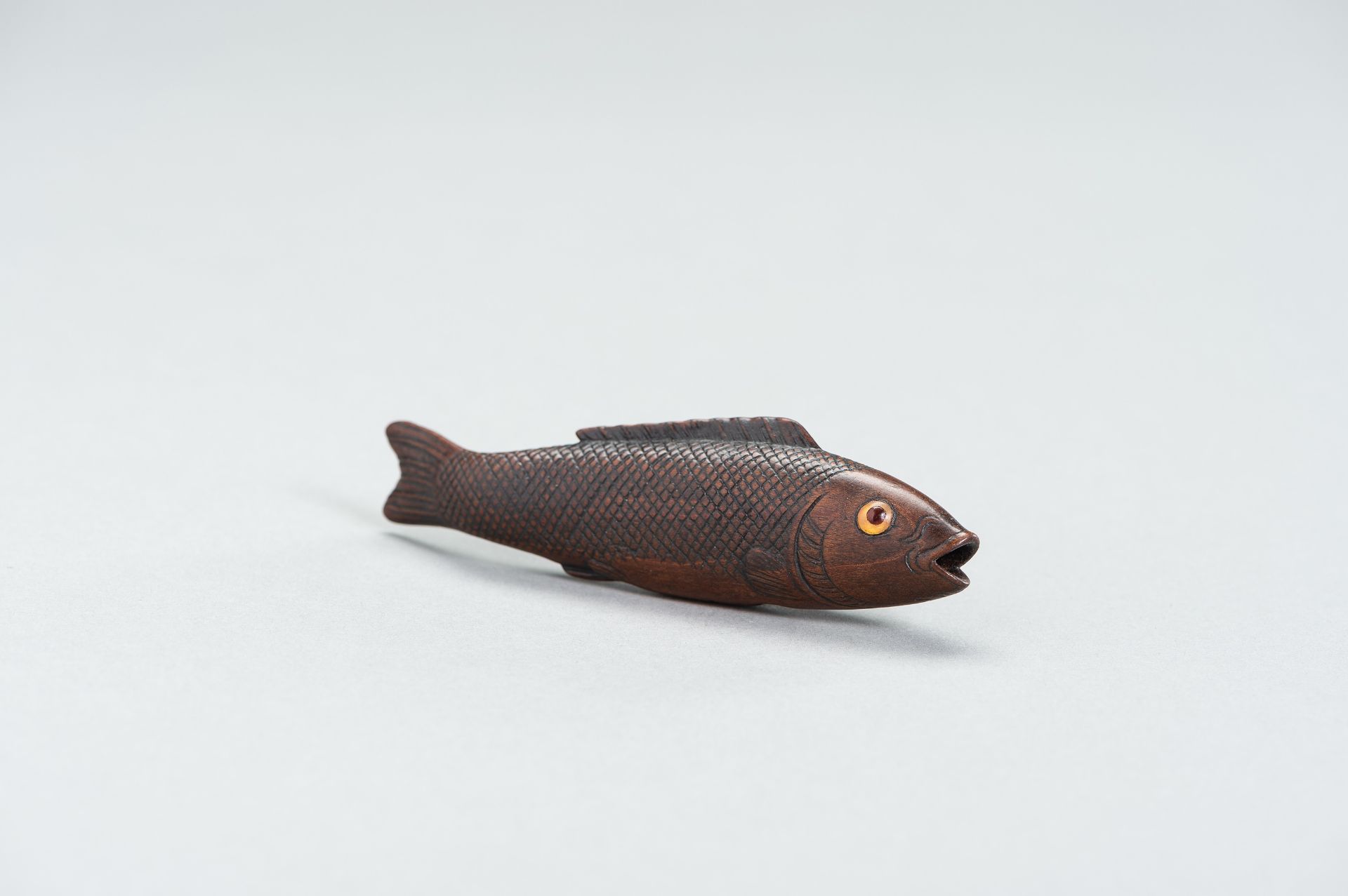 A LARGE WOOD FISH NETSUKE - Bild 3 aus 8