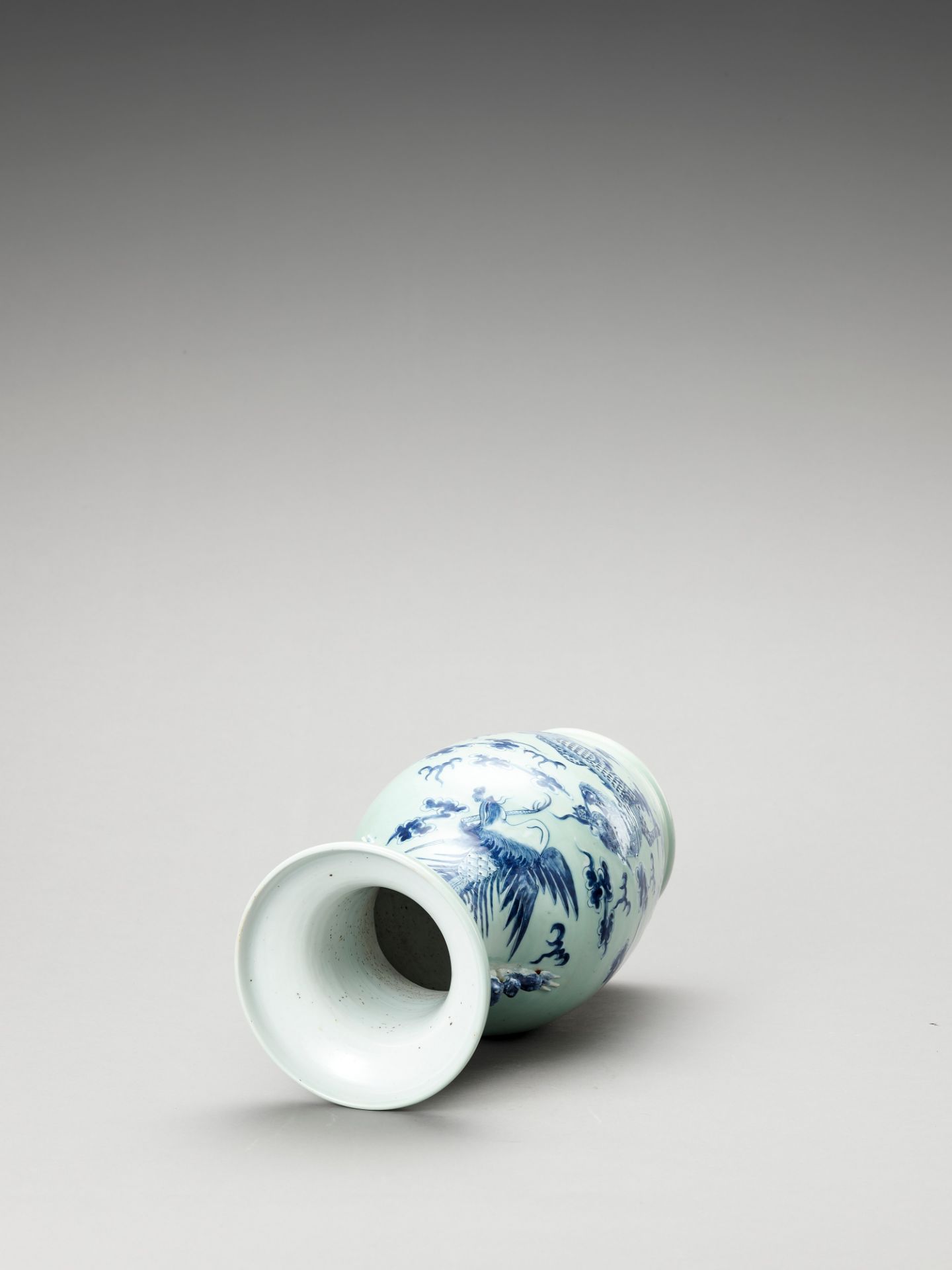 A BLUE AND WHITE CELADON-GLAZED 'QILIN AND PHOENIX' VASE, LATE QING - Bild 5 aus 5