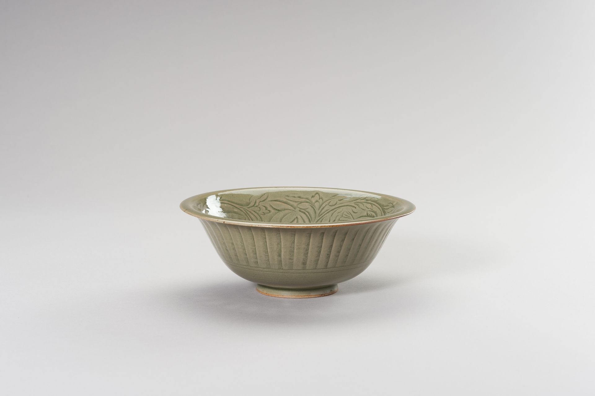 A YAOZHOU CELADON 'LOTUS & FISH' BOWL - Bild 3 aus 11