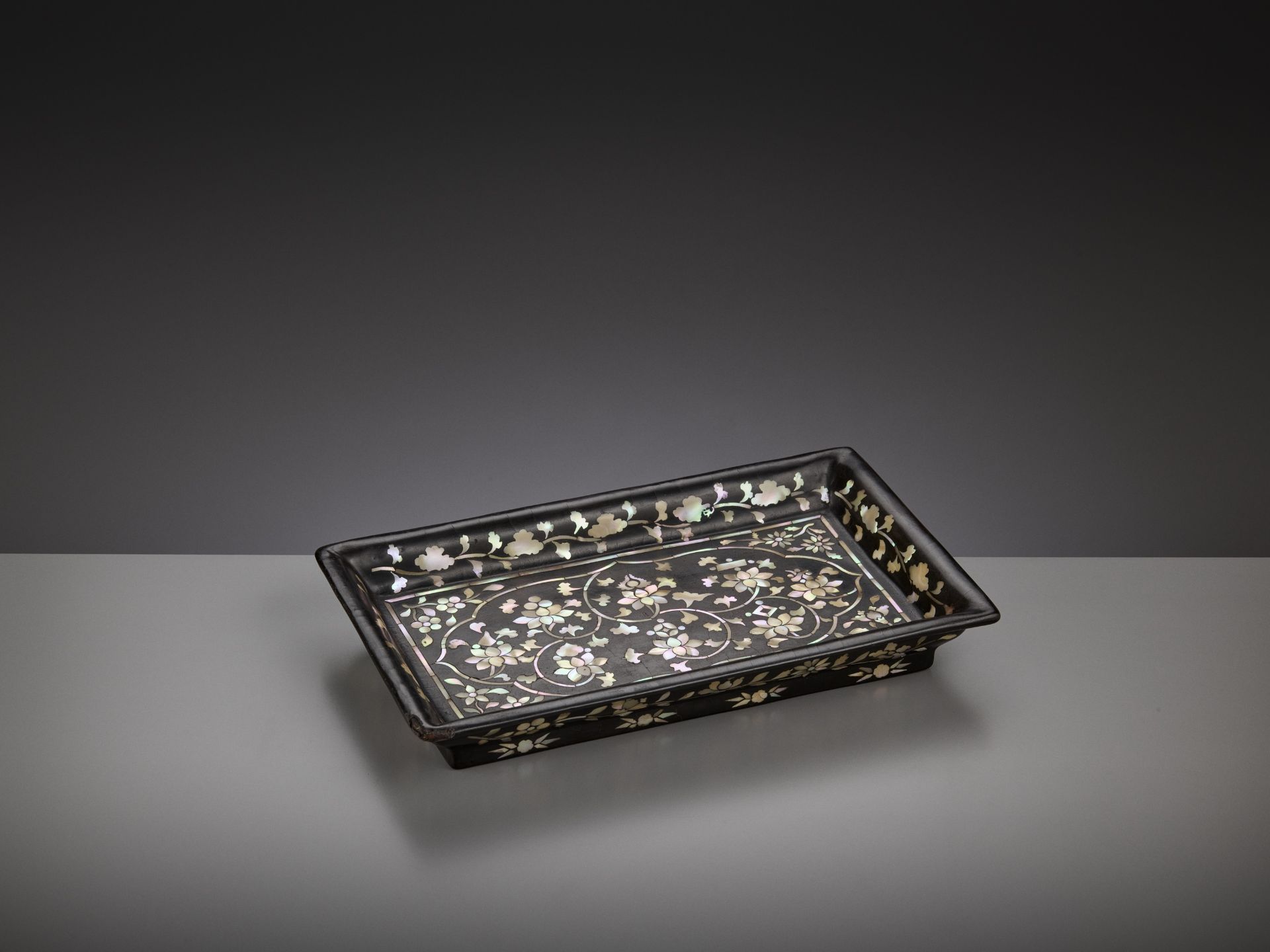 A MOTHER-OF-PEARL-INLAID BLACK LACQUER RECTANGULAR TRAY, JOSEON DYNASTY