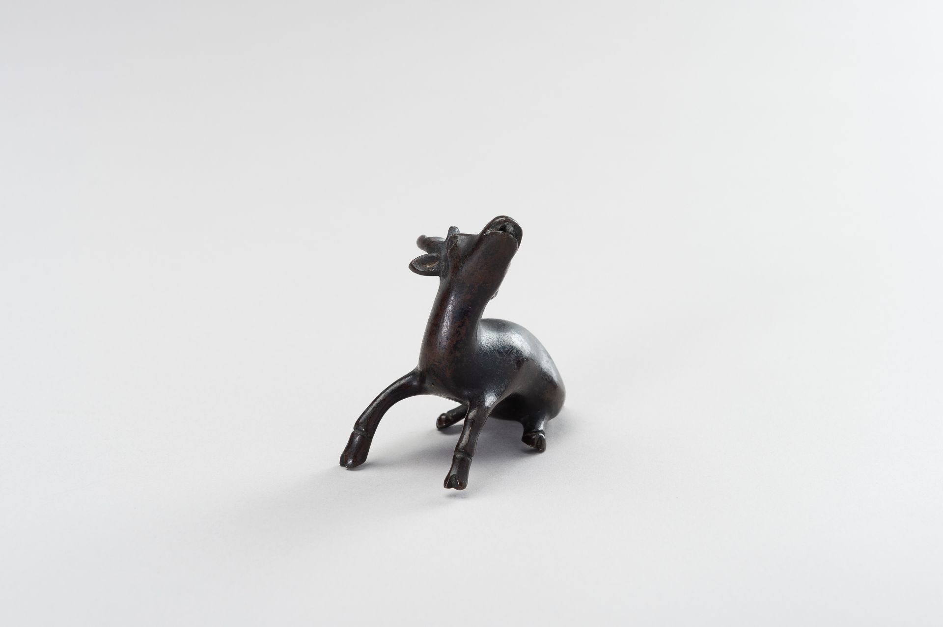 A CHINESE BRONZE FIGURE OF A STAG - Image 2 of 9