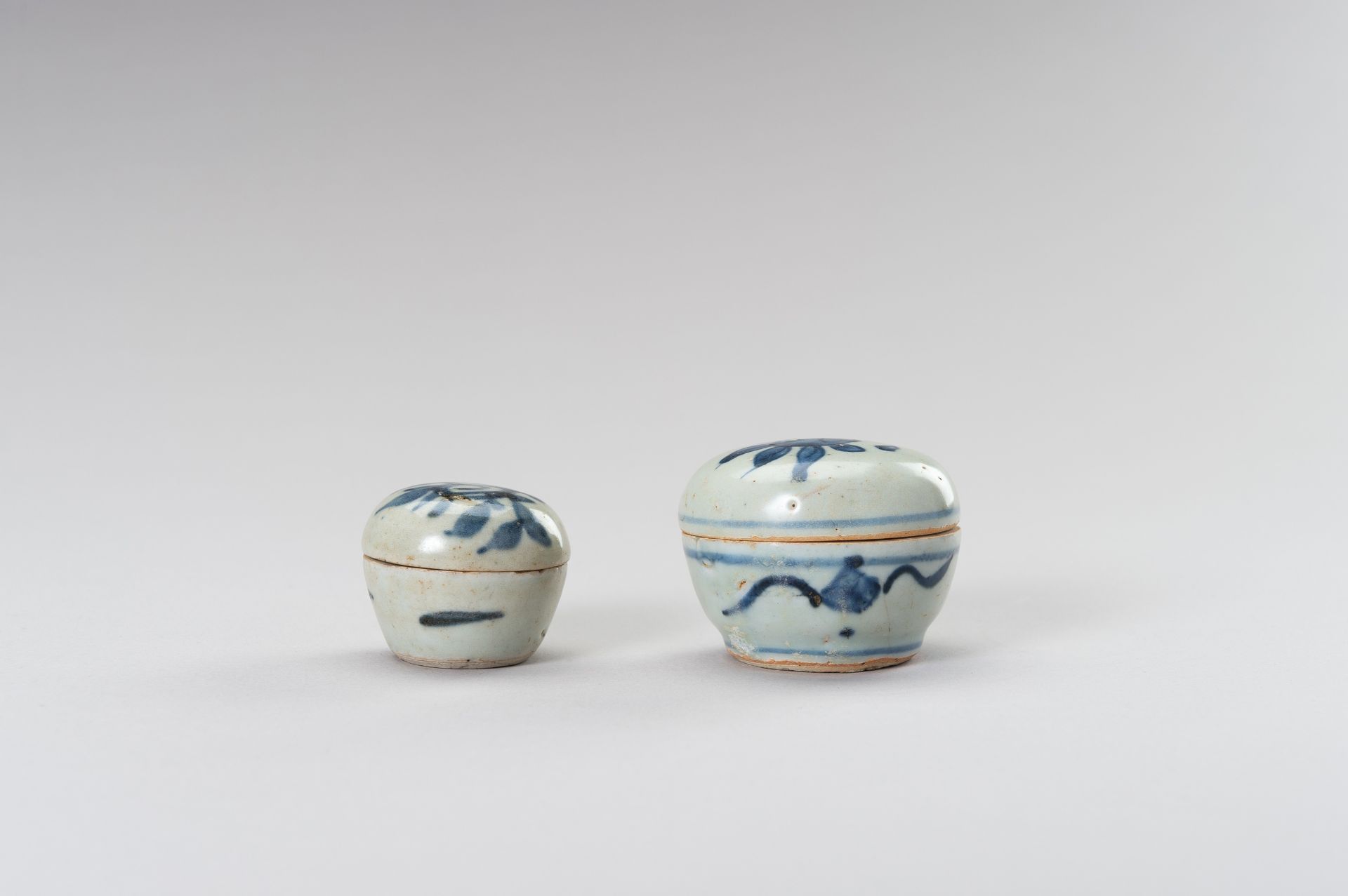 A SET OF TWO SMALL BLUE AND WHITE PORCELAIN BOXES - Image 10 of 11