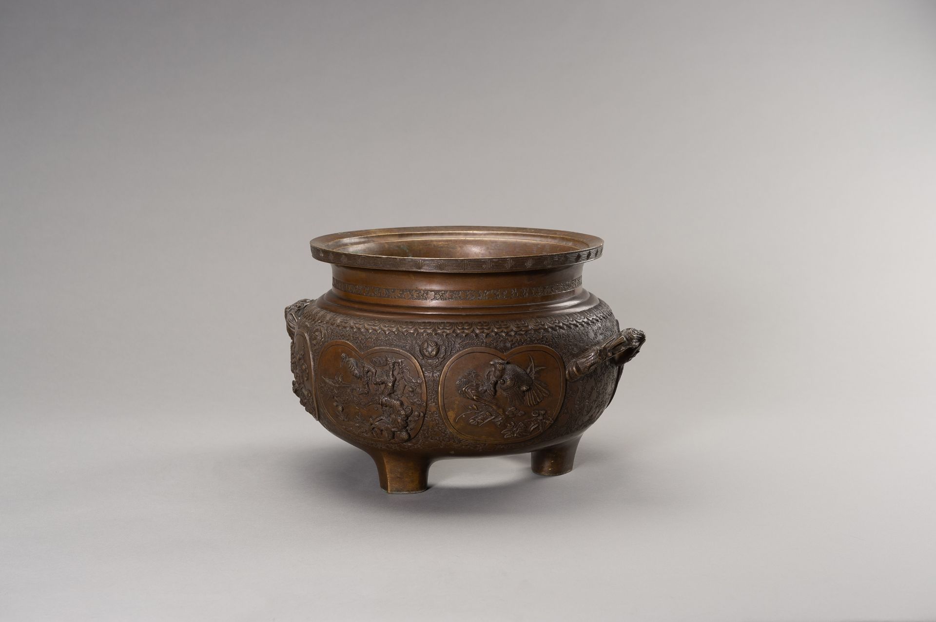 A LARGE AND HEAVY BRONZE TRIPOD CENSER - Image 8 of 13