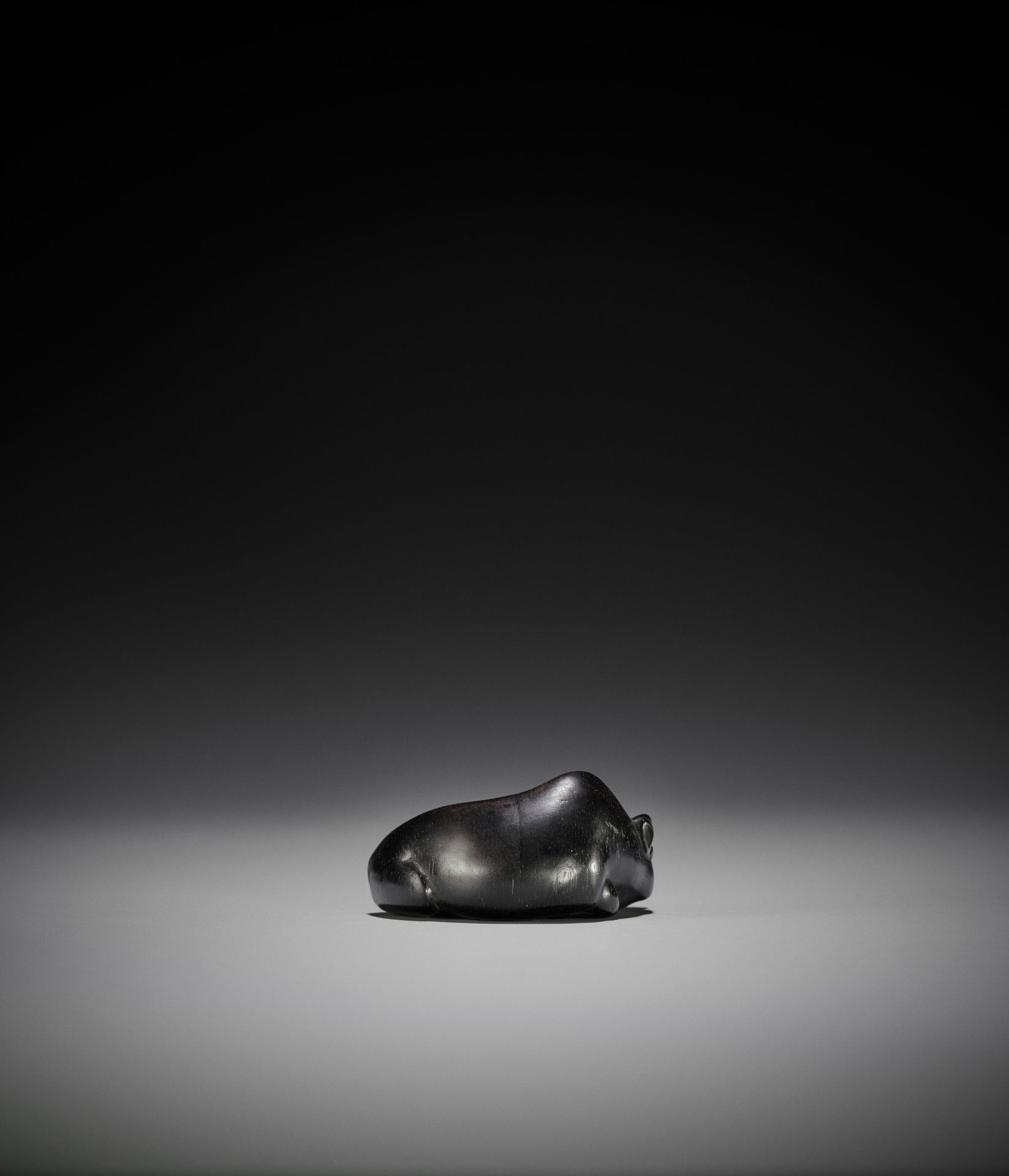 MASAYOSHI: AN EBONY NETSUKE OF A RECUMBENT OX - Bild 7 aus 12