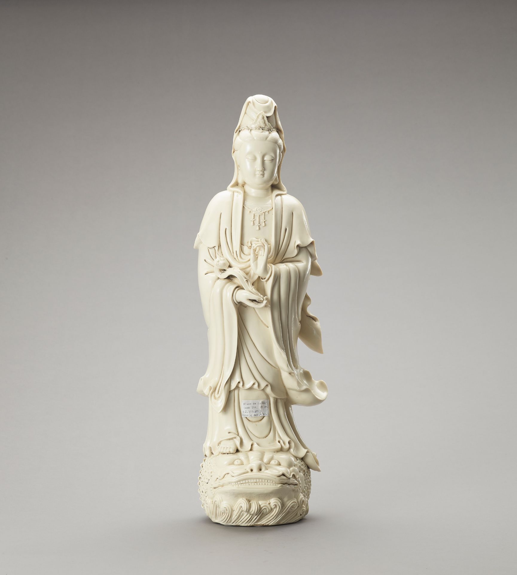 AN IMPRESSIVE AND VERY LARGE BLANC DE CHINE PORCELAIN FIGURE OF GUANYIN - Bild 2 aus 9