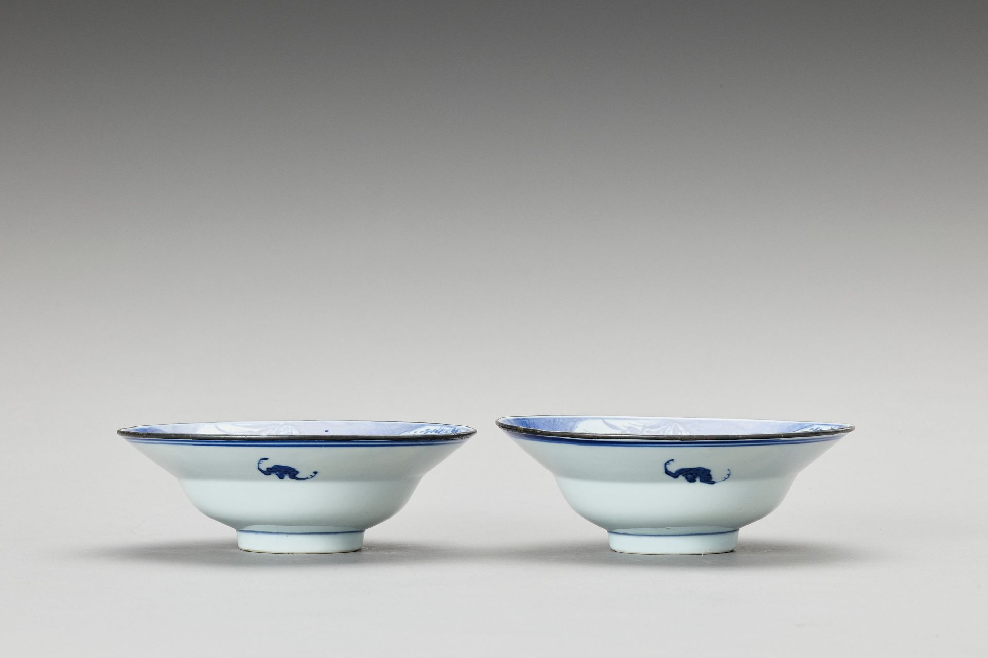 A PAIR OF KLAPMUT PORCELAIN BOWLS - Bild 7 aus 7