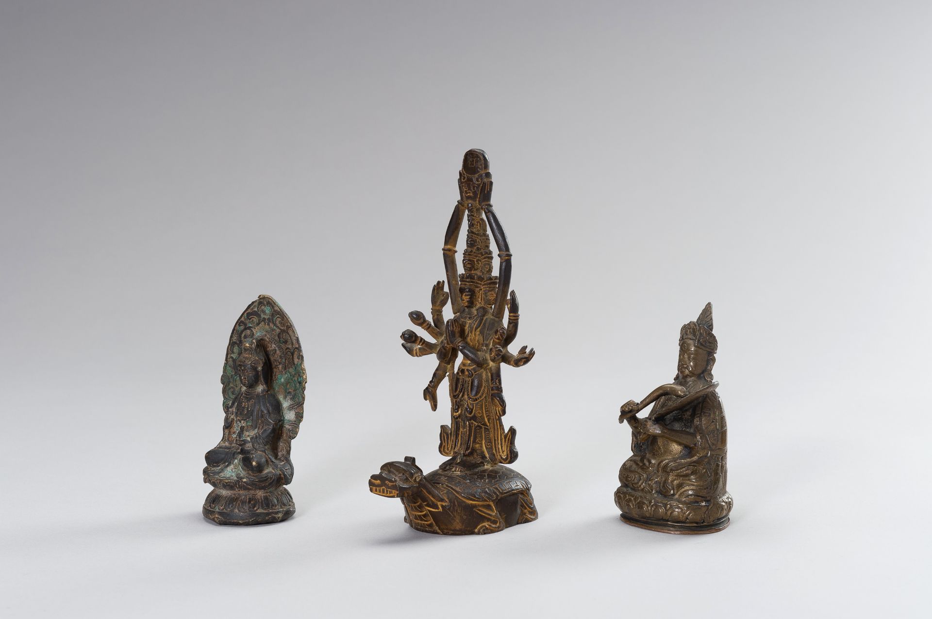 A GROUP OF THREE BRONZE FIGURES - Bild 2 aus 12