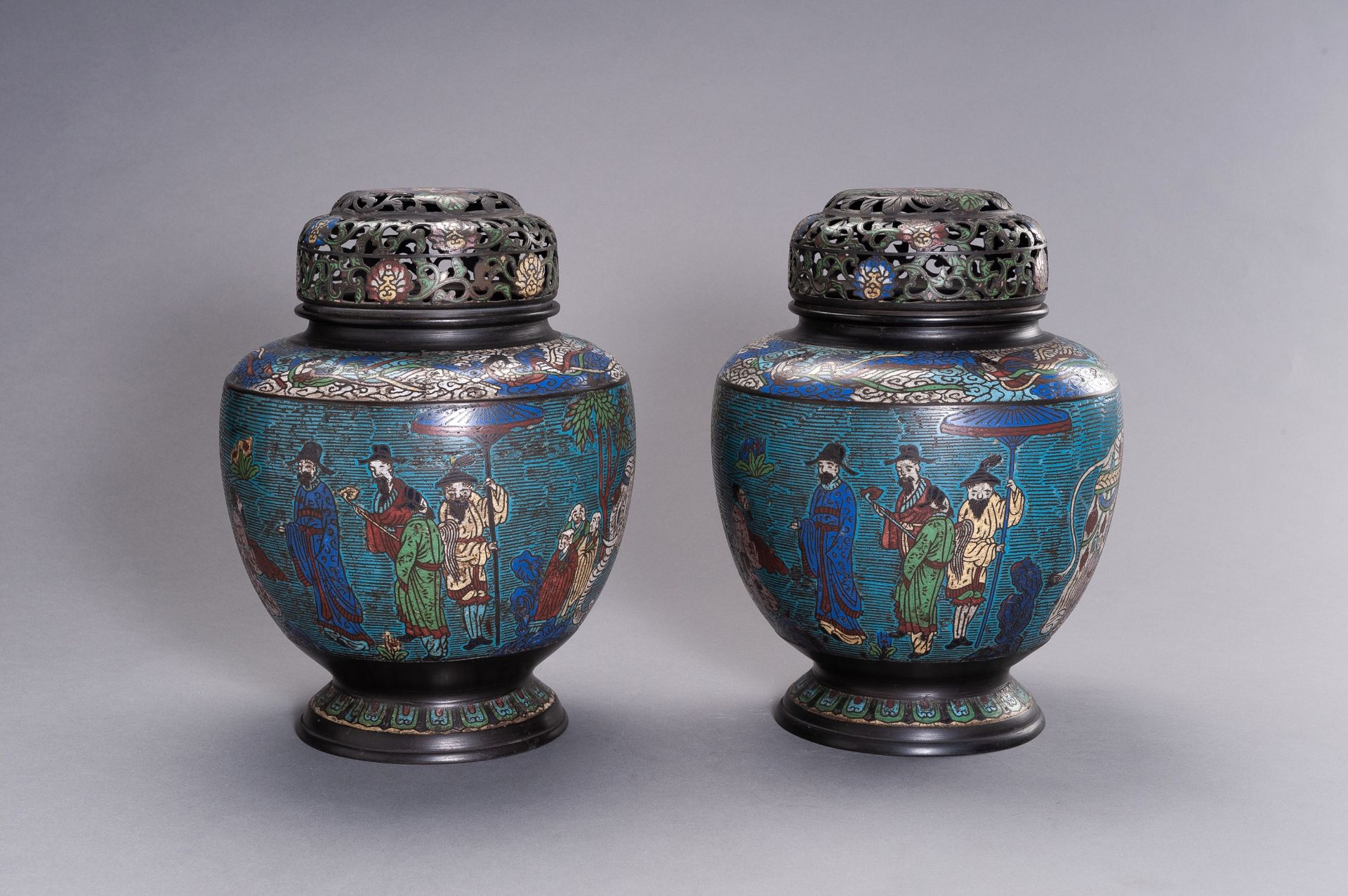 A LARGE PAIR OF CLOISONNE VASES AND COVERS - Bild 2 aus 11