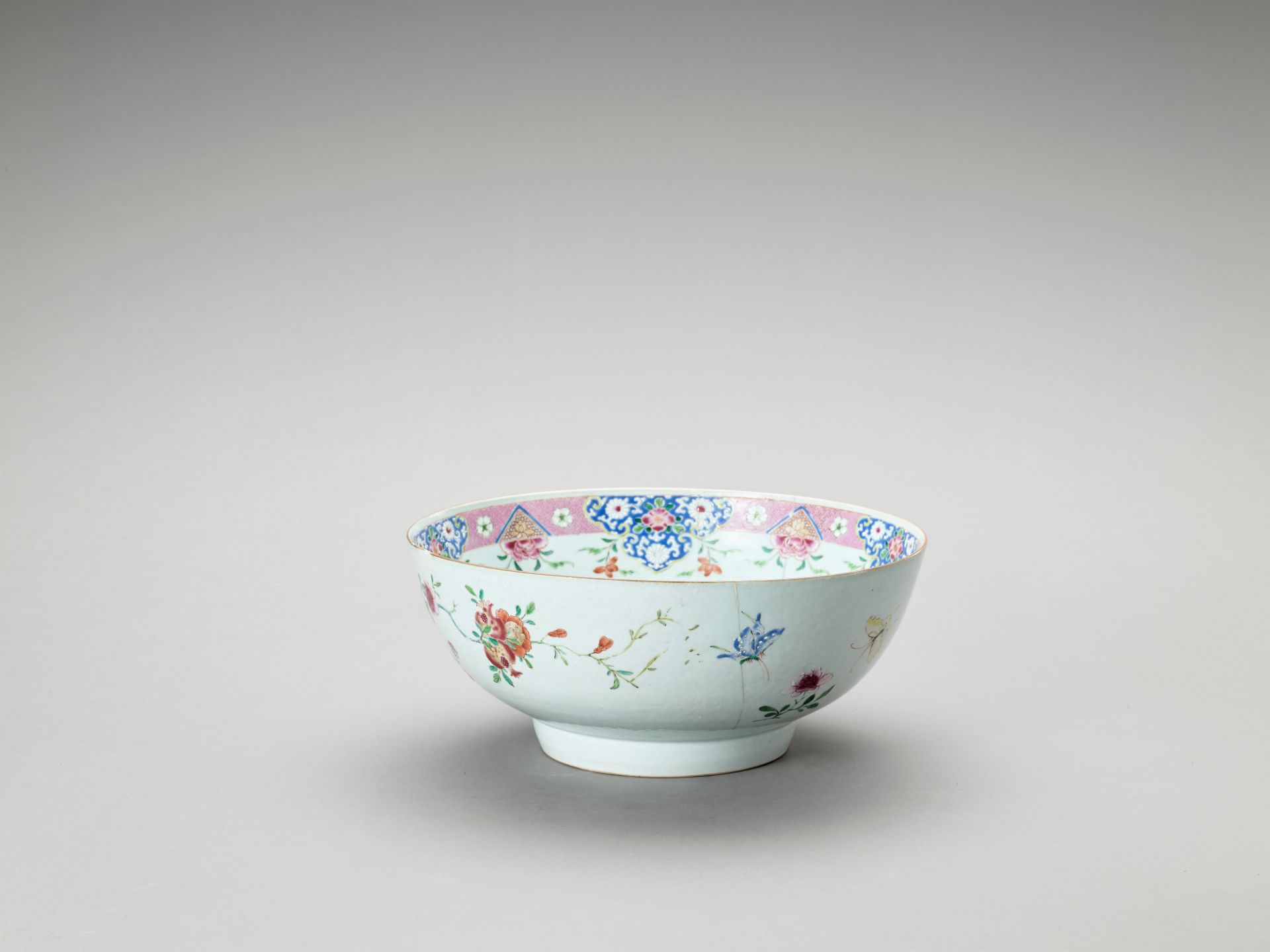 A LARGE FAMILLE ROSE EXPORT PORCELAIN BOWL - Image 4 of 6