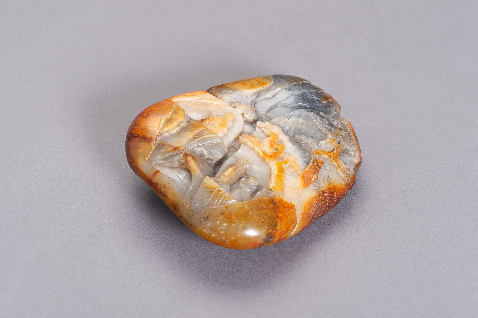 A GRAY AND RUSSET JADE BOULDER WITH IMMORTALS, LATE QING TO REPUBLIC - Bild 8 aus 10