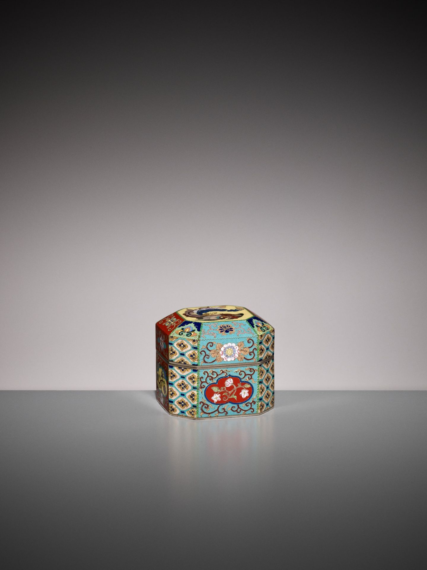 A SUPERB MINIATURE CLOISONNE ENAMEL BOX AND COVER - Image 7 of 16