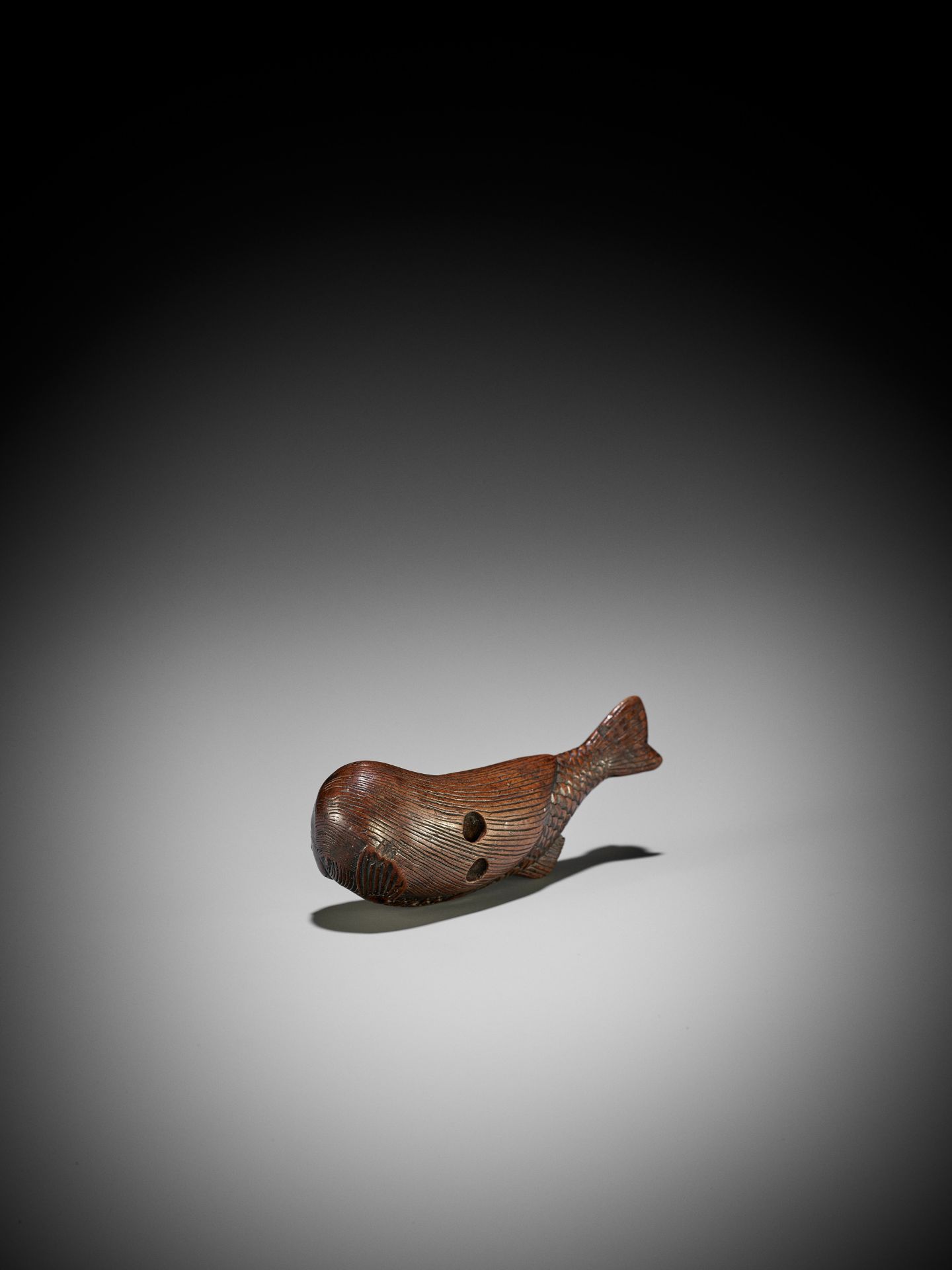 AN UNUSUAL WOOD NETSUKE OF A SWIMMING NINGYO (MERMAID) - Bild 7 aus 12