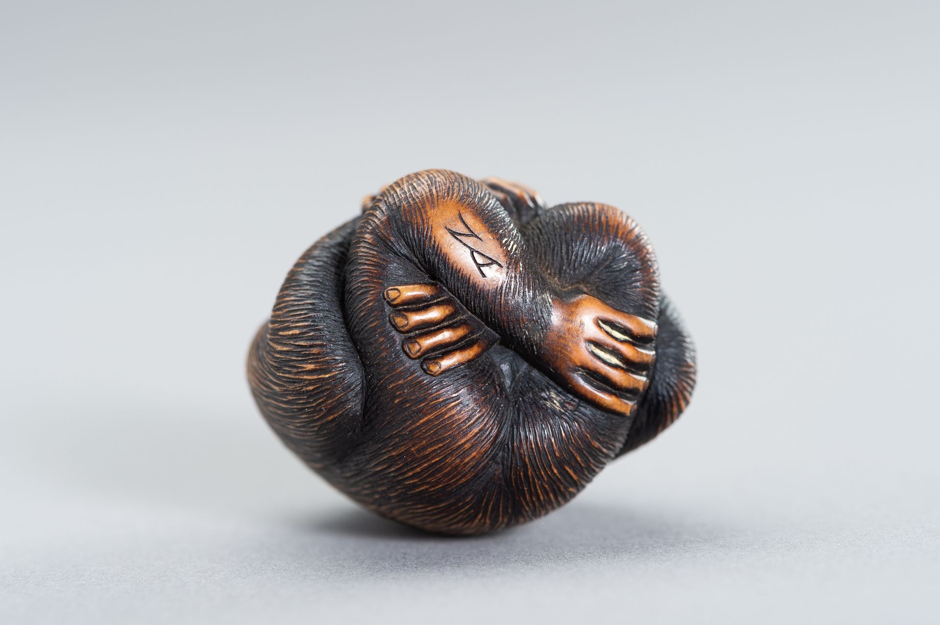 TWO CONTEMPORARY BOXWOOD NETSUKE OF MONKEYS - Bild 9 aus 10