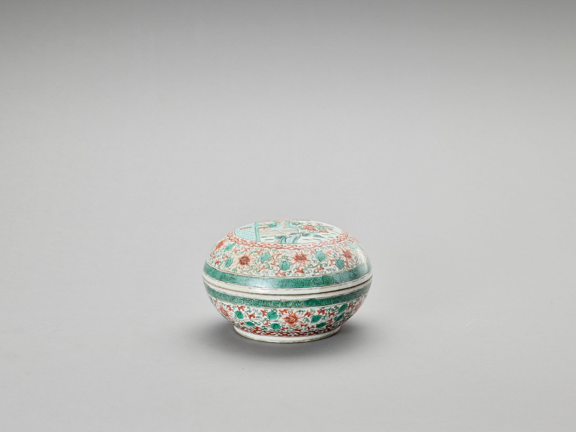 A GLOBULAR FAMILLE VERTE PORCELAIN BOX WITH COVER