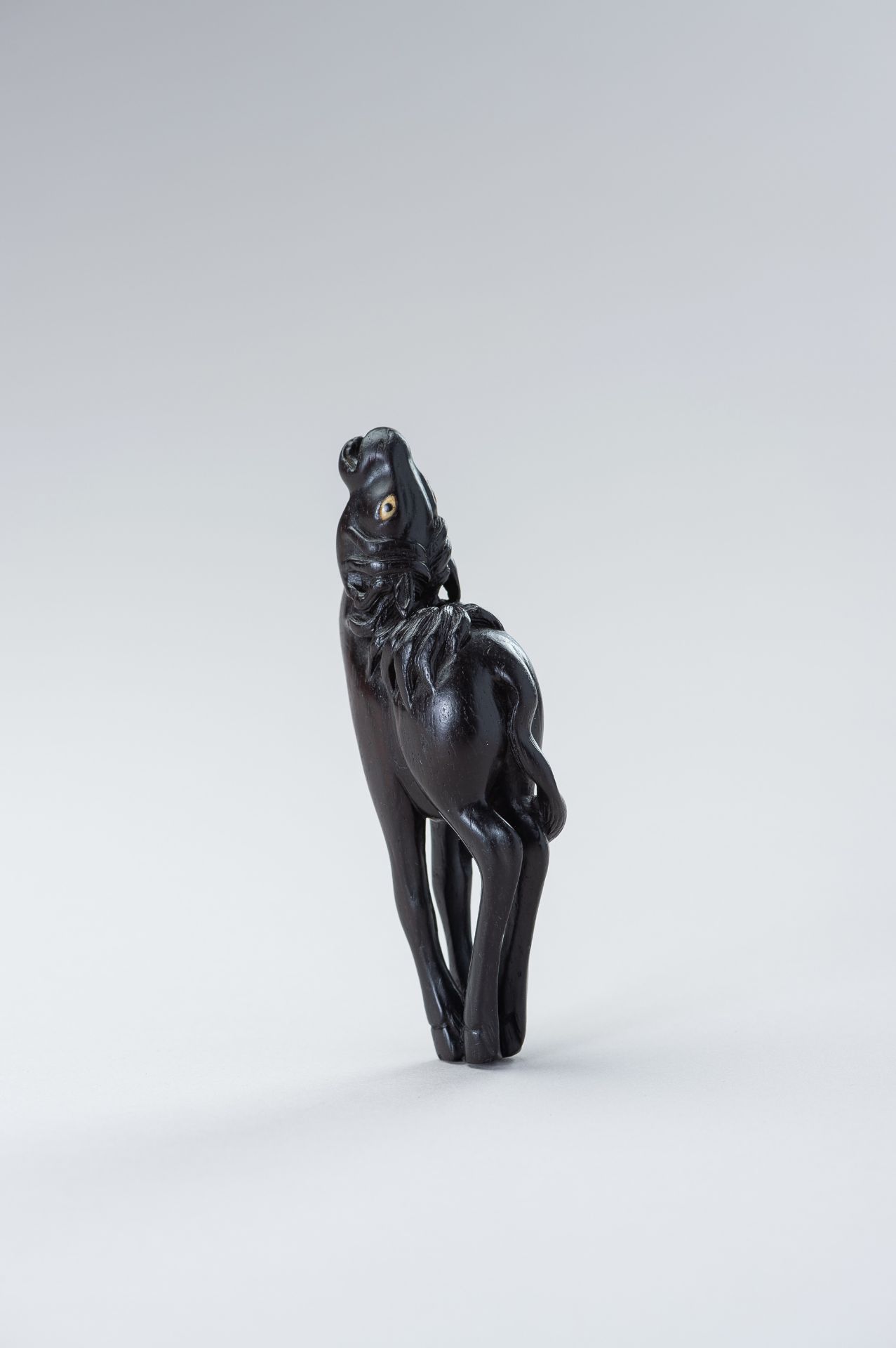 A LARGE EBONY WOOD NETSUKE OF A BAYING HORSE - Bild 3 aus 13