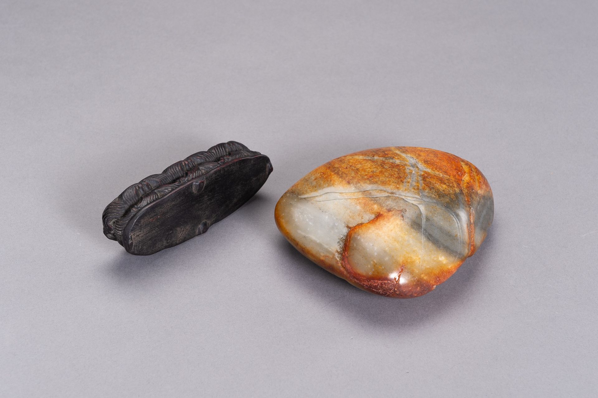 A GRAY AND RUSSET JADE BOULDER WITH IMMORTALS, LATE QING TO REPUBLIC - Bild 9 aus 10