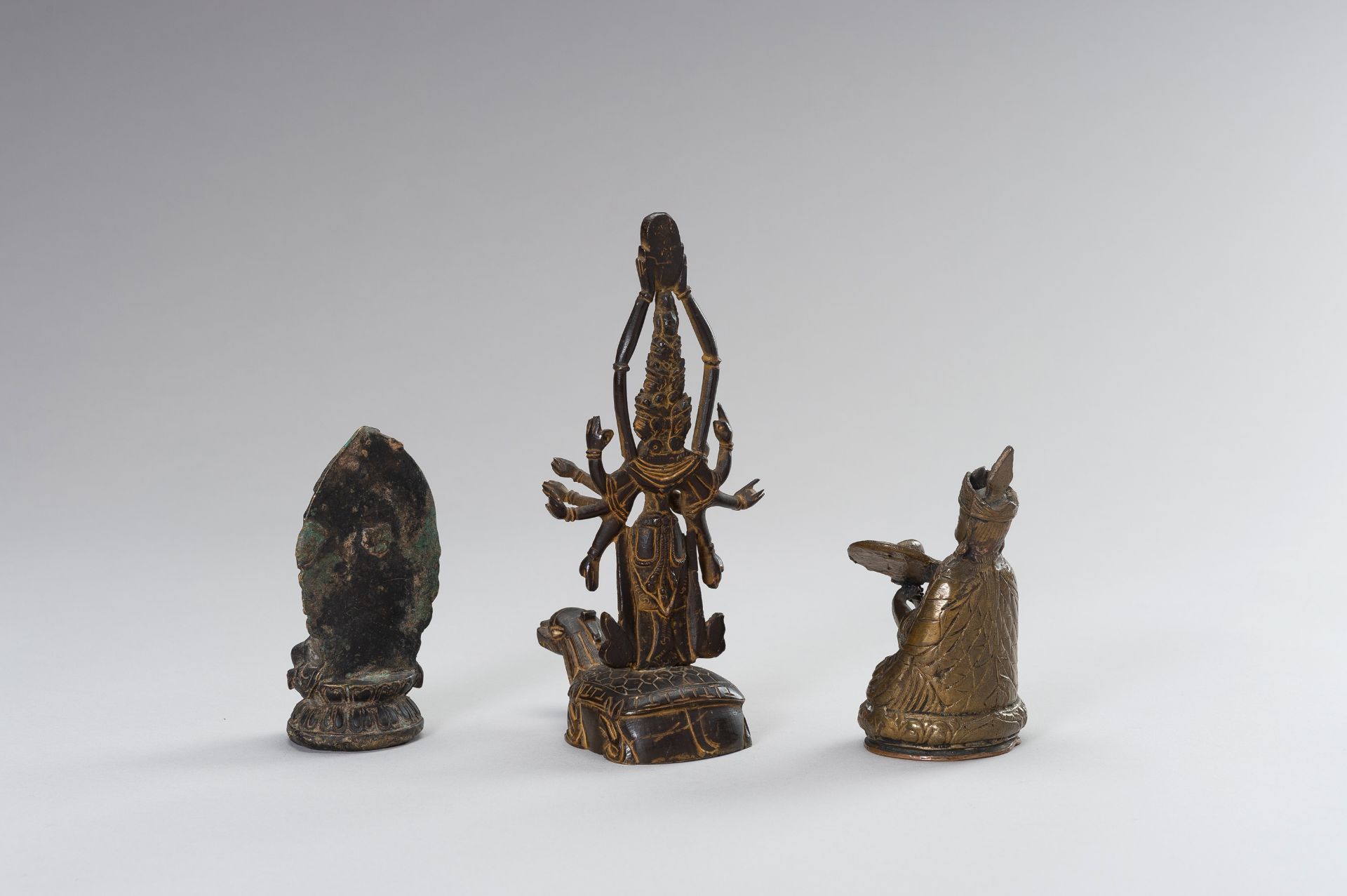 A GROUP OF THREE BRONZE FIGURES - Bild 10 aus 12