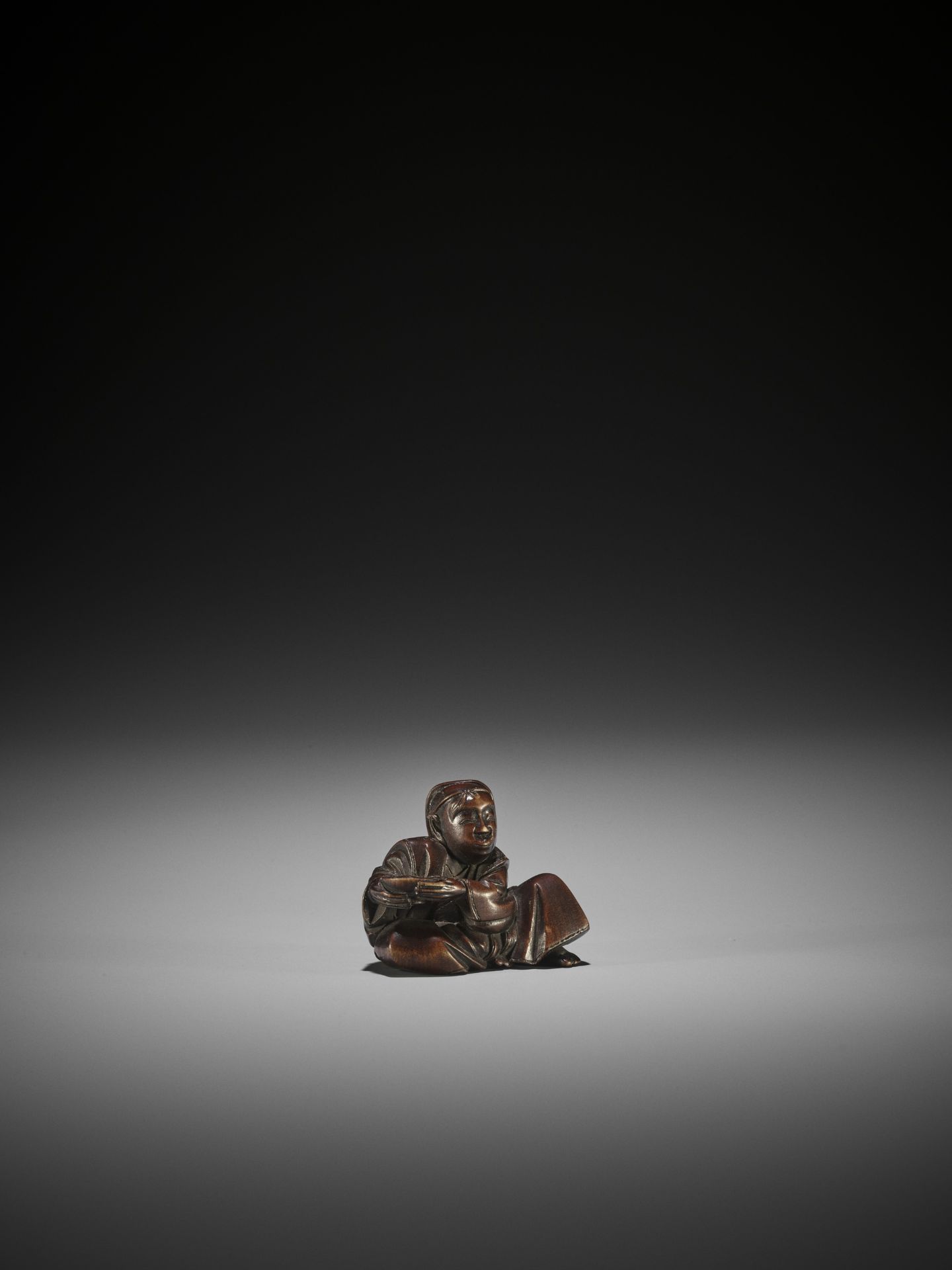 MASAYUKI: AN AMUSING WOOD NETSUKE OF A DRUNK ACTOR - Bild 2 aus 10