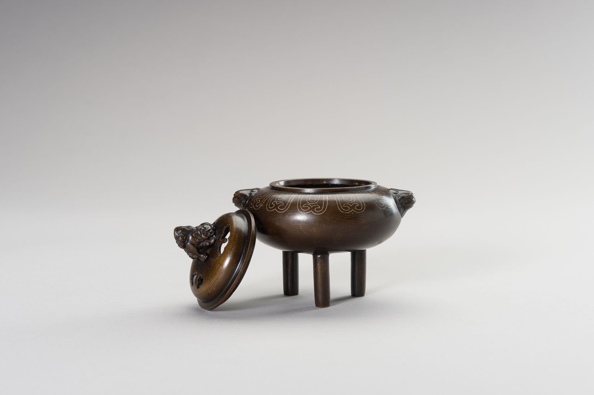 A SILVER-INLAID MINIATURE BRONZE TRIPOD CENSER - Image 8 of 11